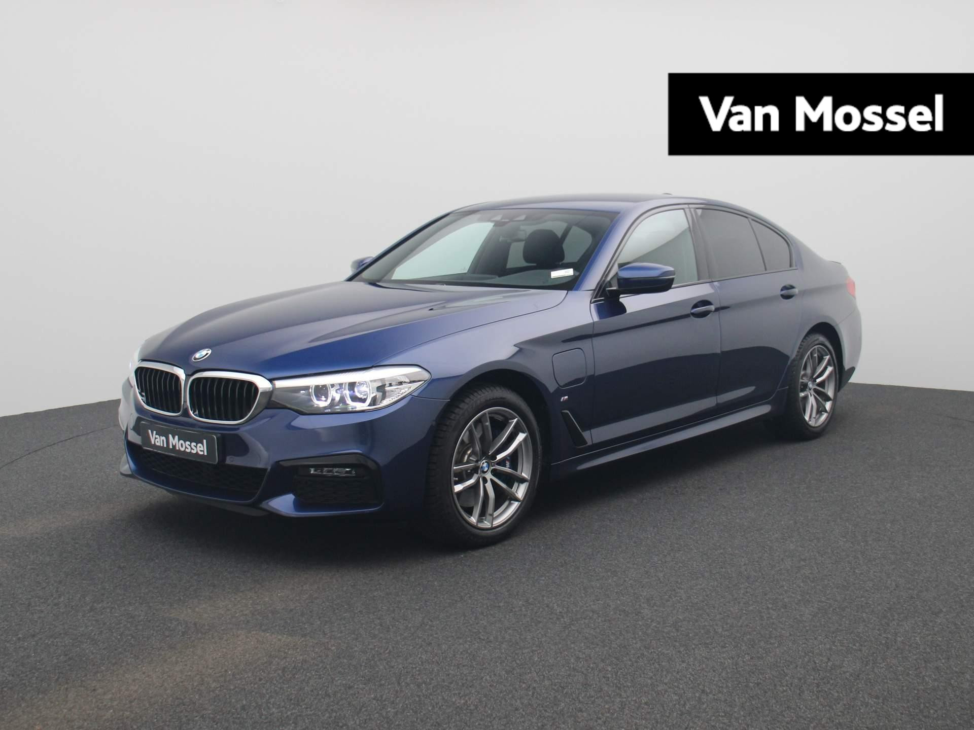 BMW 5 Serie 530e iPerformance Executive | M-PAKKET | ACHTERUITRIJCAMERA | APPLE CARPLAY | NAVIGATIE | SFEERVERLICHTING | ELEKTRISCHE VOORSTOELEN | ELEKTRISCH BEDIENBARE ACHTERKLEP | CRUISE CONTROL | CLIMATE CONTROL | PARKEERSENSOREN | LICHTMETALEN VELGEN |