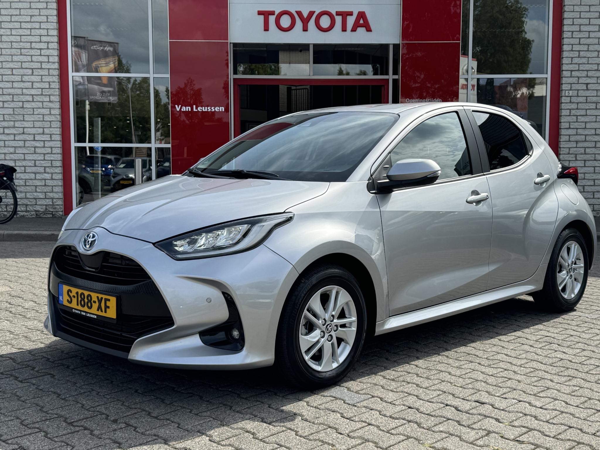 Toyota Yaris 1.5 HYRBID DYNAMIC STOELVERW LED LM-VELGEN APPLE/ANDROID BSM KEYLESS PARK-SENSOREN