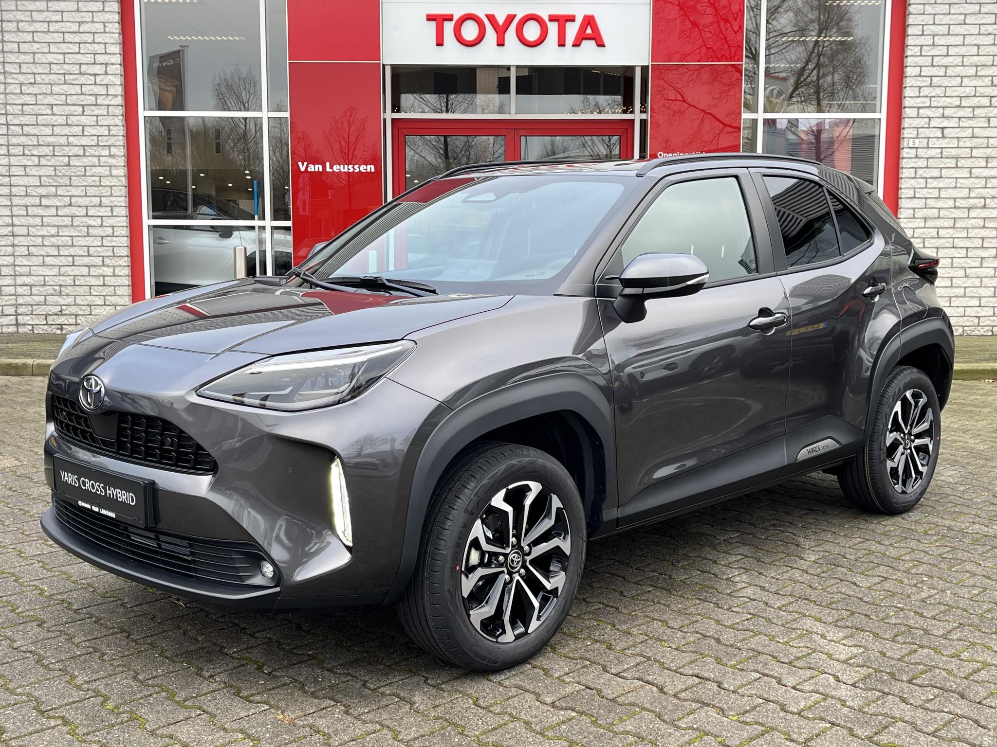 Toyota Yaris Cross HYBRID 115 FIRST EDITION NIEUW & DIRECT LEVERBAAR!!! COMFORT-PACK STOEL/STUUR/VOORRUITVERW BLIND-SPOT PARK-SENSOREN APPLE/ANDROID KEYLESS LED 17" LM-VELGEN NL-AUTO