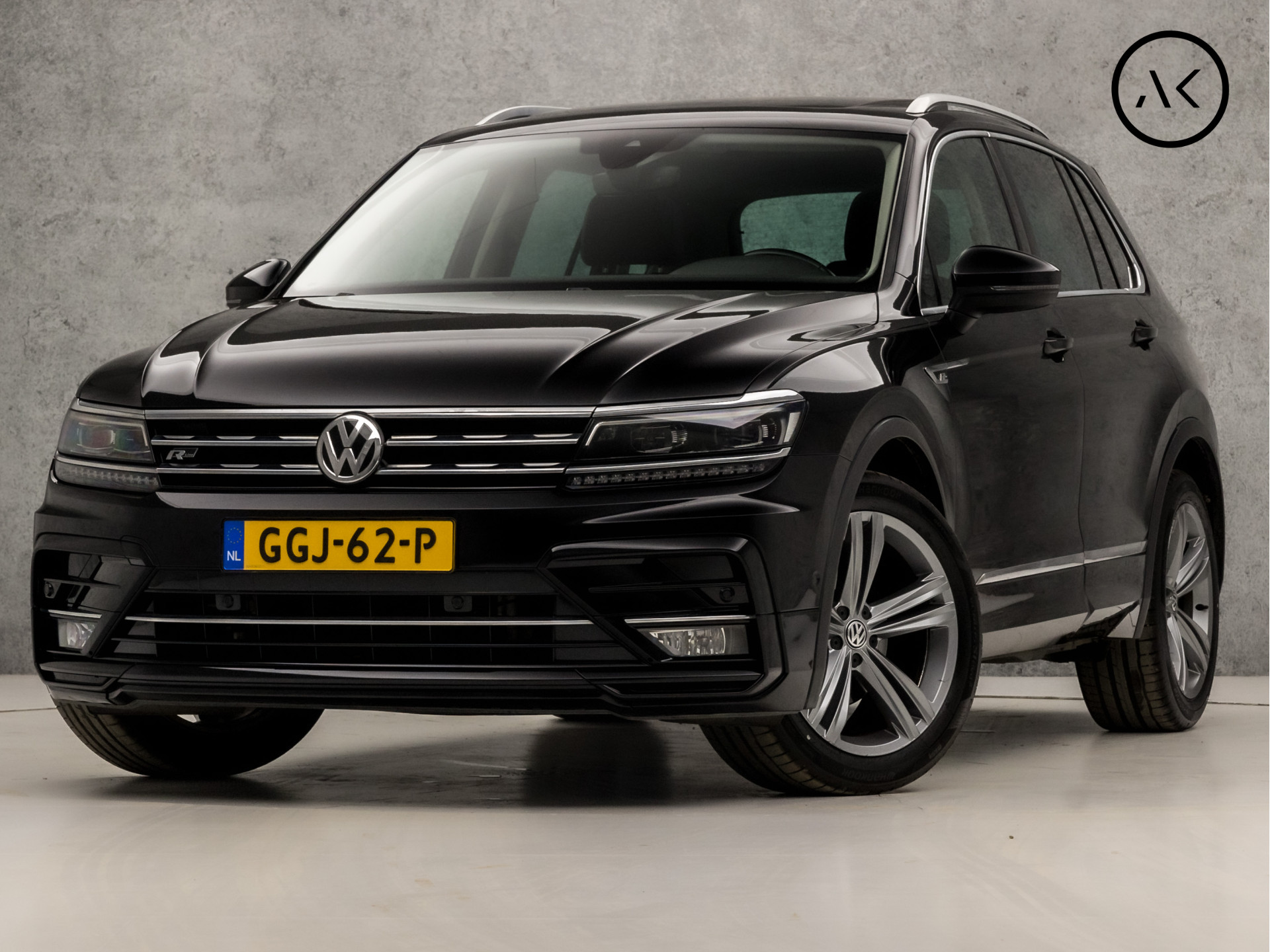 Volkswagen Tiguan 1.5 TSI ACT Highline R Line 150Pk Automaat (PANORAMADAK, DIGITAL COCKPIT, APPLE CARPLAY, ELEK SPORTSTOELEN, LEDER, STOELVERWARMING, CAMERA, GETINT GLAS, KEYLESS, LED, ELEK ACHTERKLEP, PARKEER ASSISTENT, NIEUWSTAAT)