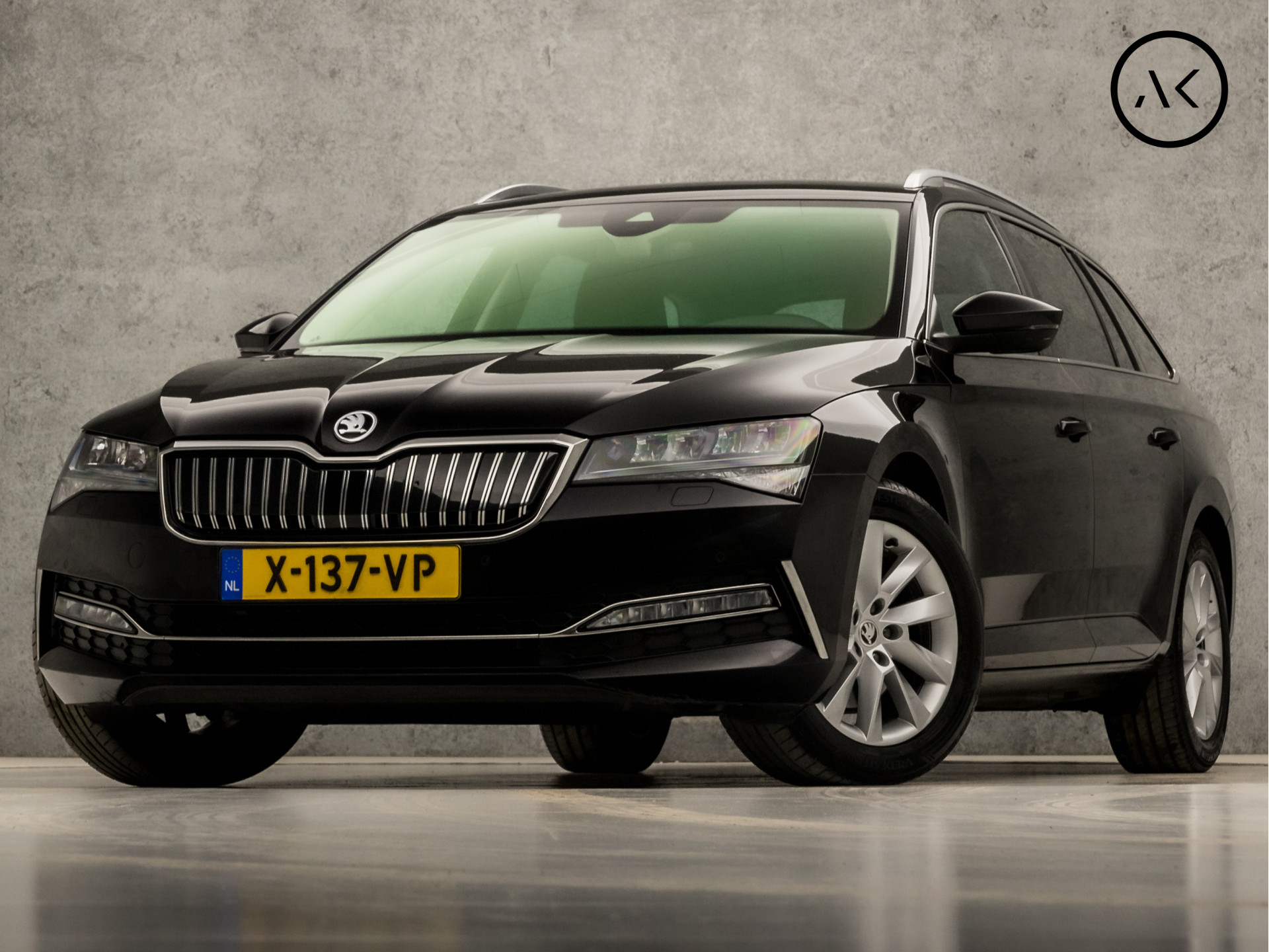 Škoda Superb Combi 1.4 TSI iV Sport Edition Plus 218Pk Automaat (APPLE CARPLAY, GROOT NAVI, VIRTUAL COCKPIT, MEMORY SEATS, STOELVERWARMING, CAMERA, GETINT GLAS, LED KOPLAMPEN, TREKHAAK, NIEUWSTAAT)