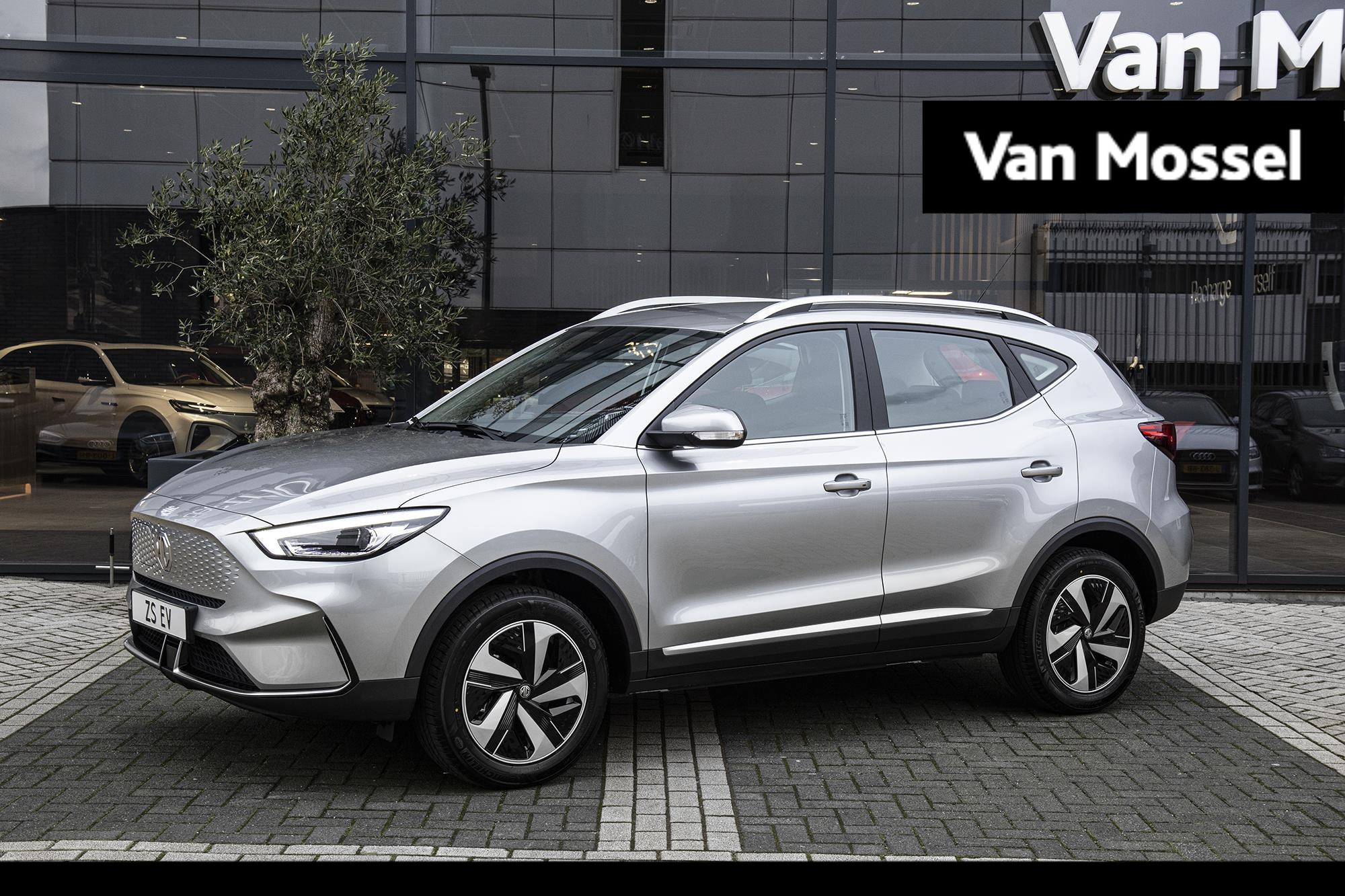 MG ZS-EV Long Range Luxury 70 kWh NIEUW | MEGA PREREG DEAL | Subsidie €2.000 | Panoramadak | 360 CAM | 17'' Velgen