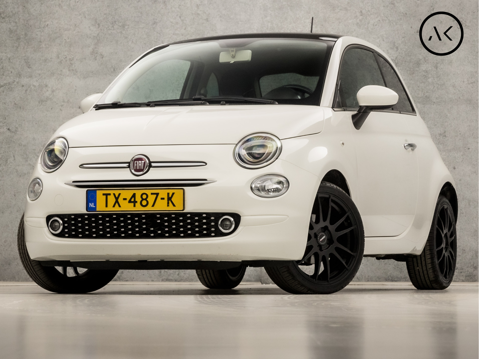 Fiat 500 1.2 Black&White (APPLE CARPLAY, PANORAMADAK, SCHERM, CLIMATE, LM VELGEN, SPORTSTOELEN, CRUISE, GETINT GLAS, PARKEERSENSOREN, NIEUWSTAAT)