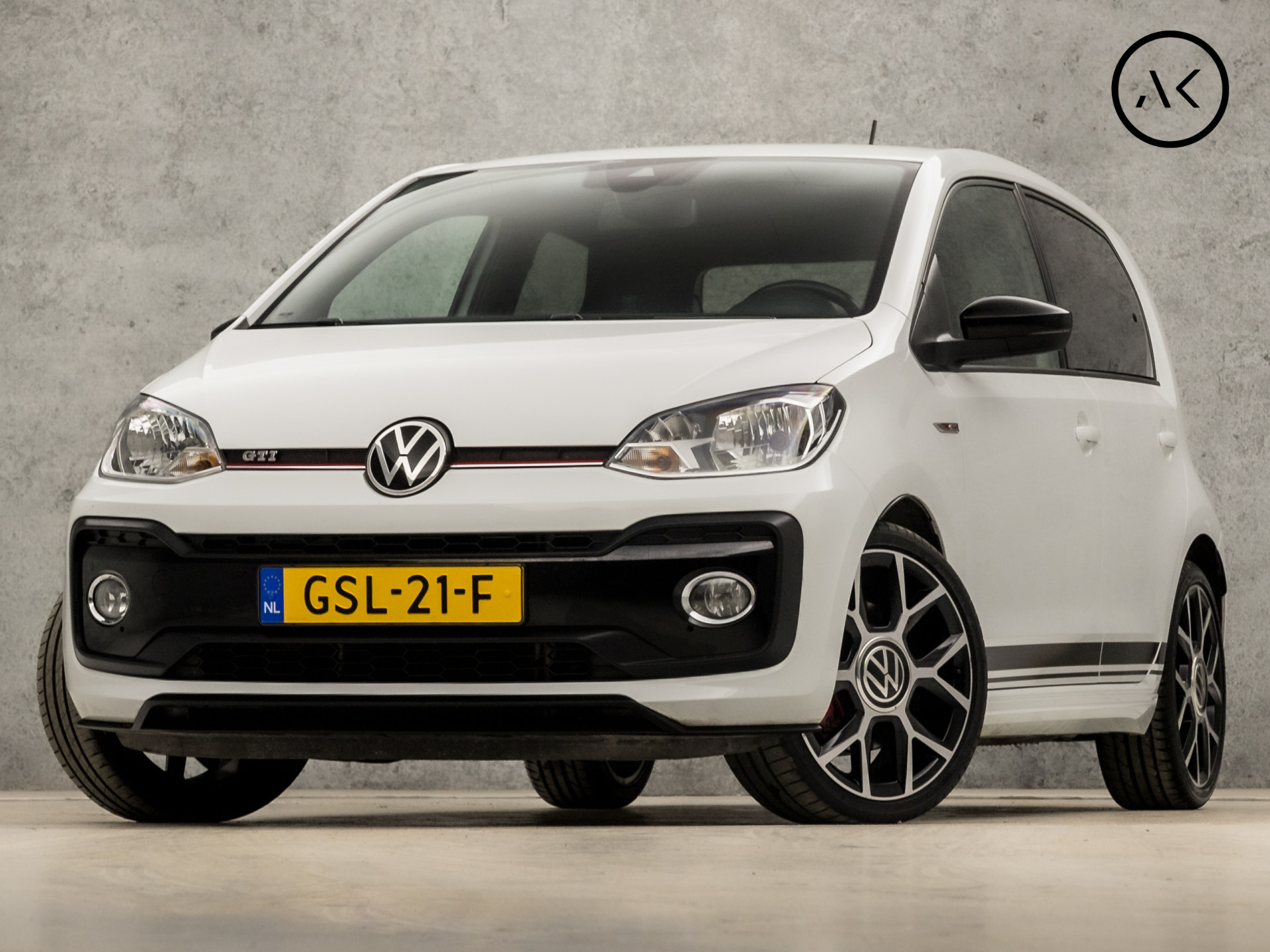 Volkswagen up! 1.0 TSI GTI (STOELVERWARMING, BLUETOOTH, SFEERVERLICHTING, GETINT GLAS, SPORTSTOELEN, LM VELGEN, STUURWIEL MULTIFUNCTIONEEL, NIEUWE APK, NIEUWSTAAT)