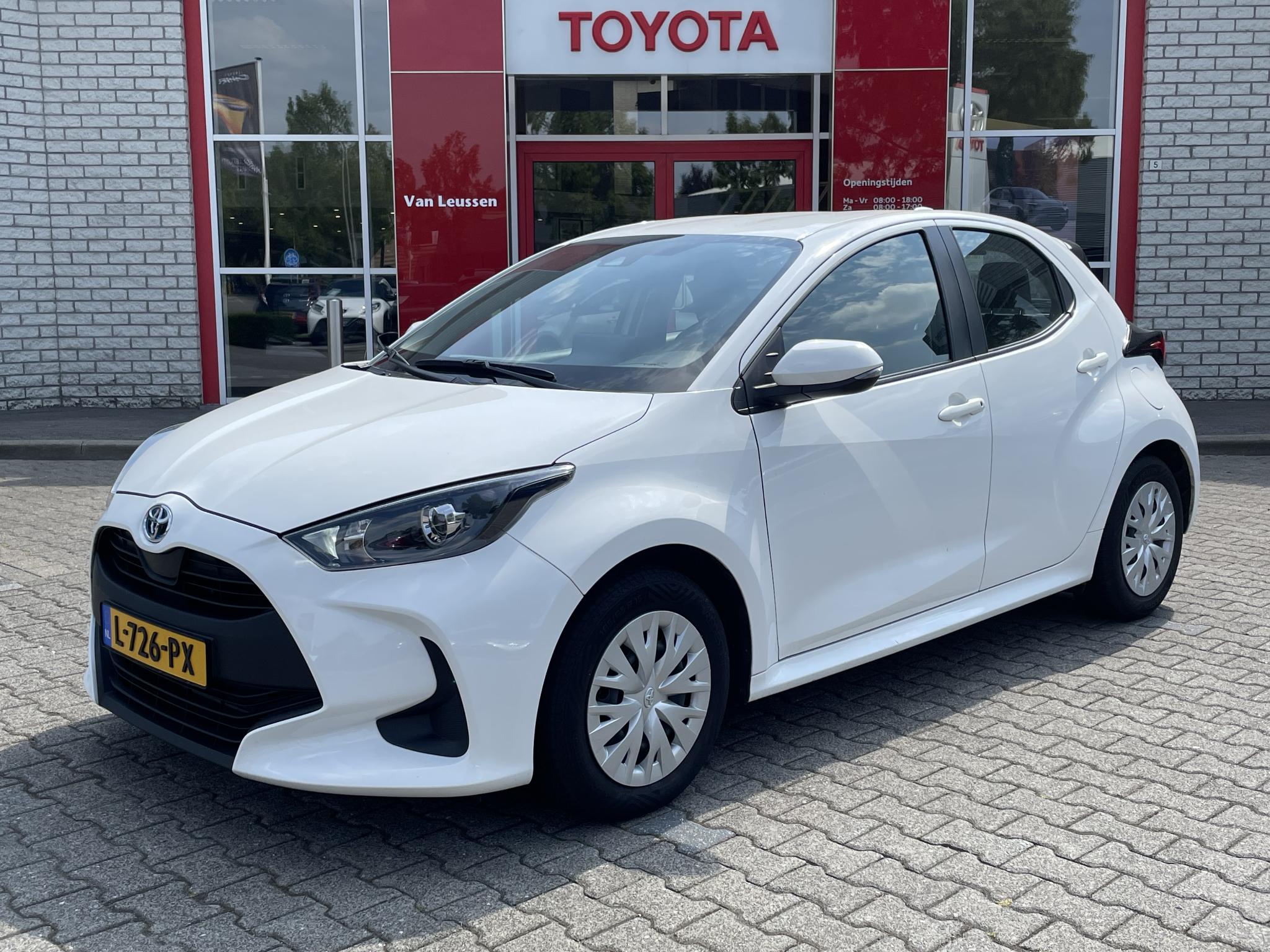 Toyota Yaris 1.5 HYBRID APPLE/ANDROID CAMERA CLIMA AD-CRUISE DAB NL-AUTO ALL SEASON