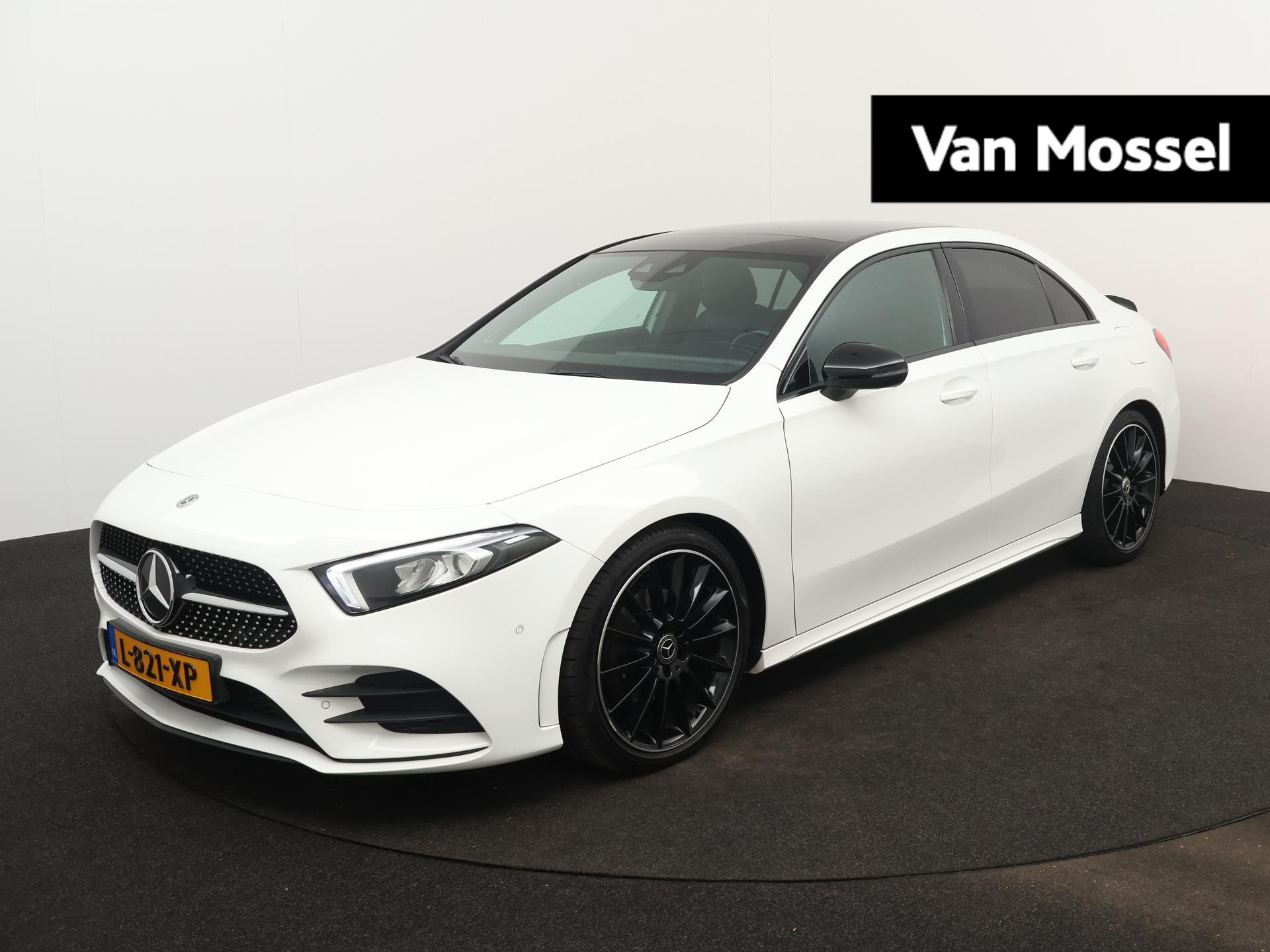 Mercedes-Benz A-Klasse 200 Business Solution AMG | PANORAMADAK | ACHTERUITRIJCAMERA | NAVIGATIE | WIDE SCREEN | STOELVERWARMING | CRUISE CONTROL | PARKEERSENSOREN VOOR + ACHTER | LANE ASSIST |