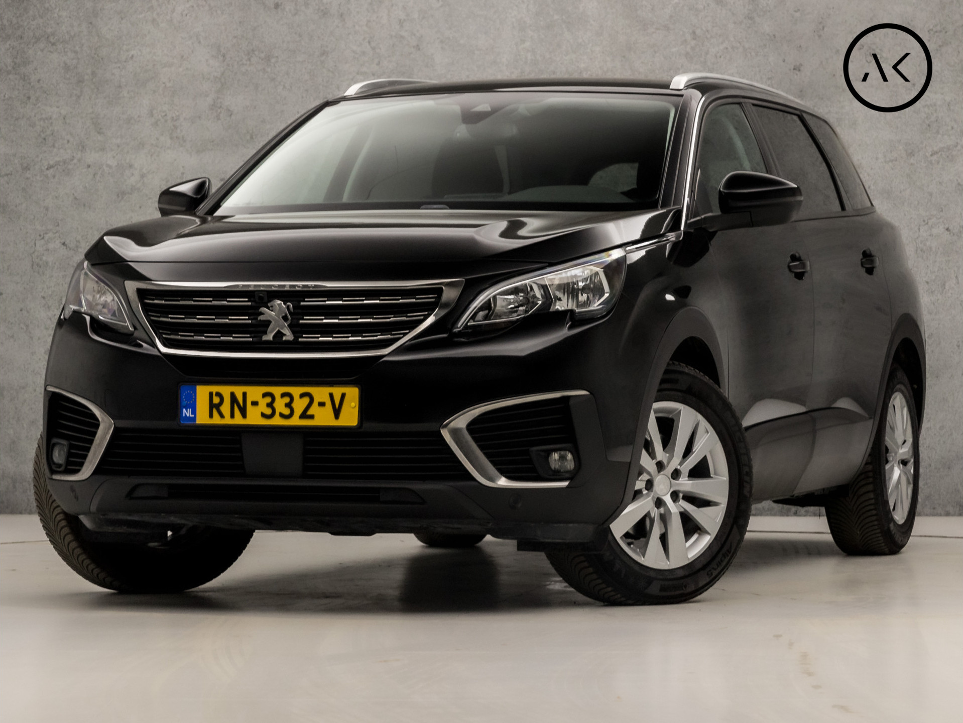 Peugeot 5008 1.2 PureTech Sport 7 Persoons (APPLE CARPLAY, GROOT NAVI, 360 CAMERA, TREKHAAK, SPORTSTOELEN, GETINT GLAS, LANE ASSIST, NIEUWSTAAT)