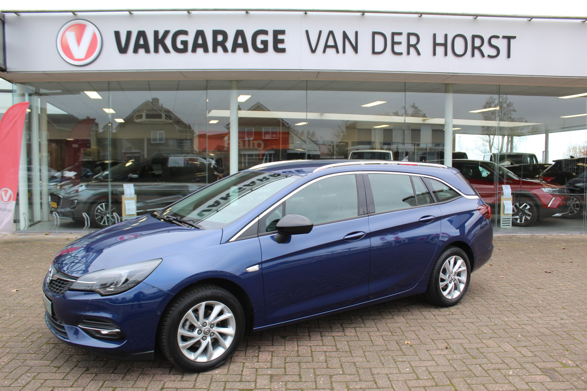 Opel Astra Sports Tourer 1.2-110pk Elegance. Mooie, ruime en bijzonder luxe Opel Astra station ! Volautm. airco dual, cruise control, navigatie, telefoonvoorb., Isofix, metallic lak, LM wielen, stuur- en stoelverwarming, lane- en side assist, camera, parkeersensoren v+a etc.