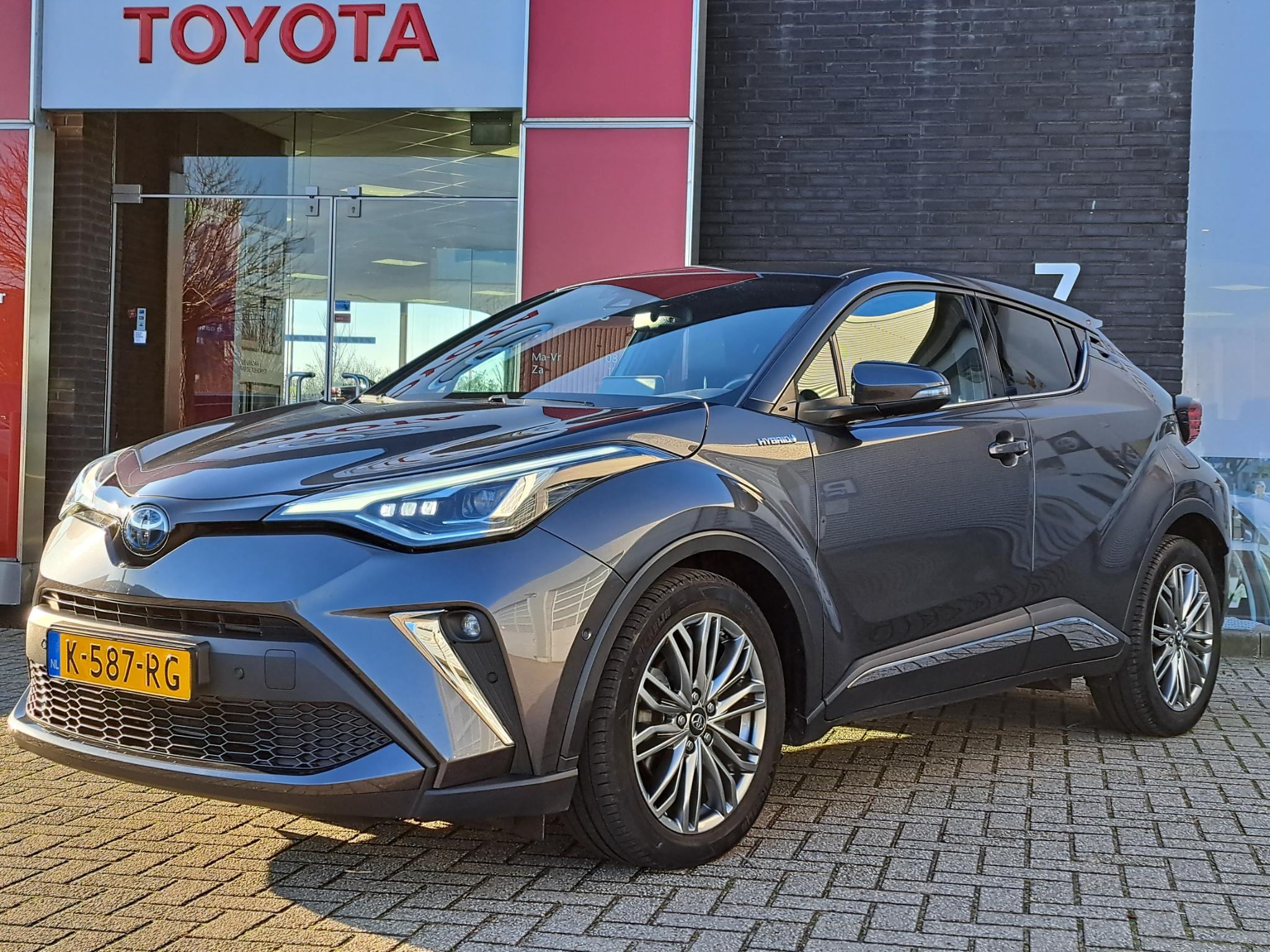 Toyota C-HR 1.8 HYBRID EXECUTIVE APPLE/ANDROID NAVI JBL 18"LMV HALF-LEDER/STOELVERW. P-SENSOREN NL-AUTO