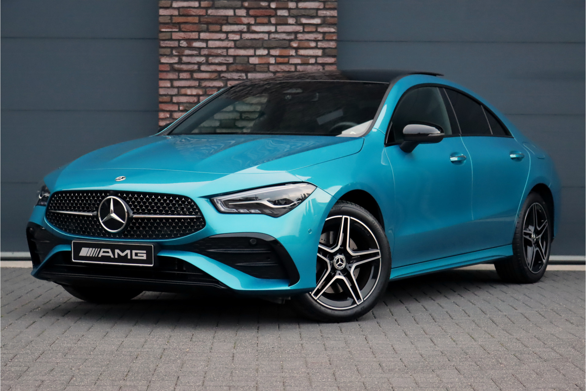 Mercedes-Benz CLA 250 e AMG Line Aut8 | Panoramadak | Distronic | Verwarmd Stuurwiel | Keyless Go | Camera | Sfeerverlichting | Nightpakket | Zitcomfortpakket | Dodehoekassistent |