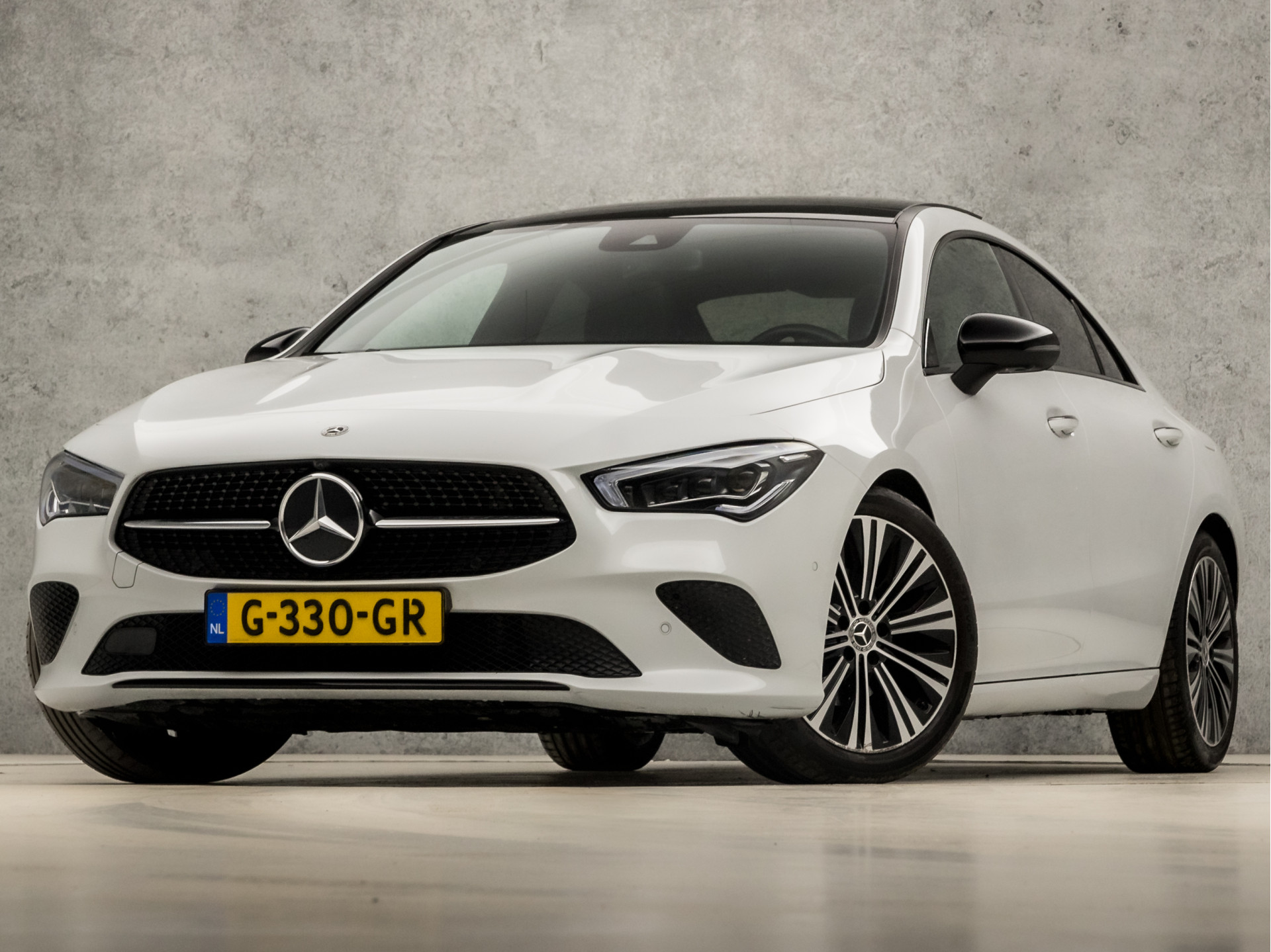 Mercedes-Benz CLA 180 Premium Sport Automaat (SCHUIFDAK, SFEERVERLICHTING, MEMORY SEATS, BURMESTER, NAP, GROOT NAVI, 360 CAMERA, LEDER, WIDE SCREEN, KEYLESS, MATRIX LED, STOELVERWARMING, NIEUWSTAAT)