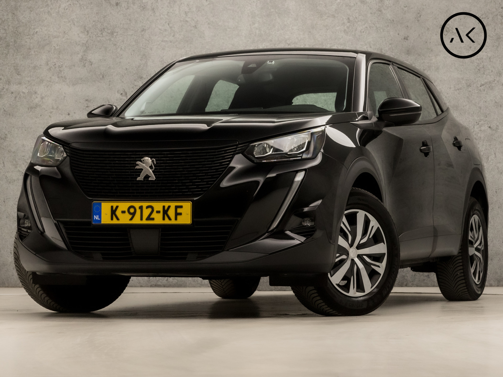 Peugeot 2008 1.2 PureTech Sport (APPLE CARPLAY, GROOT NAVI, CLIMATE, LED KOPLAMPEN, SPORTSTOELEN, PARKEERSENSOREN, LANE ASSIST, CRUISE, DAB+, NIEUWSTAAT)