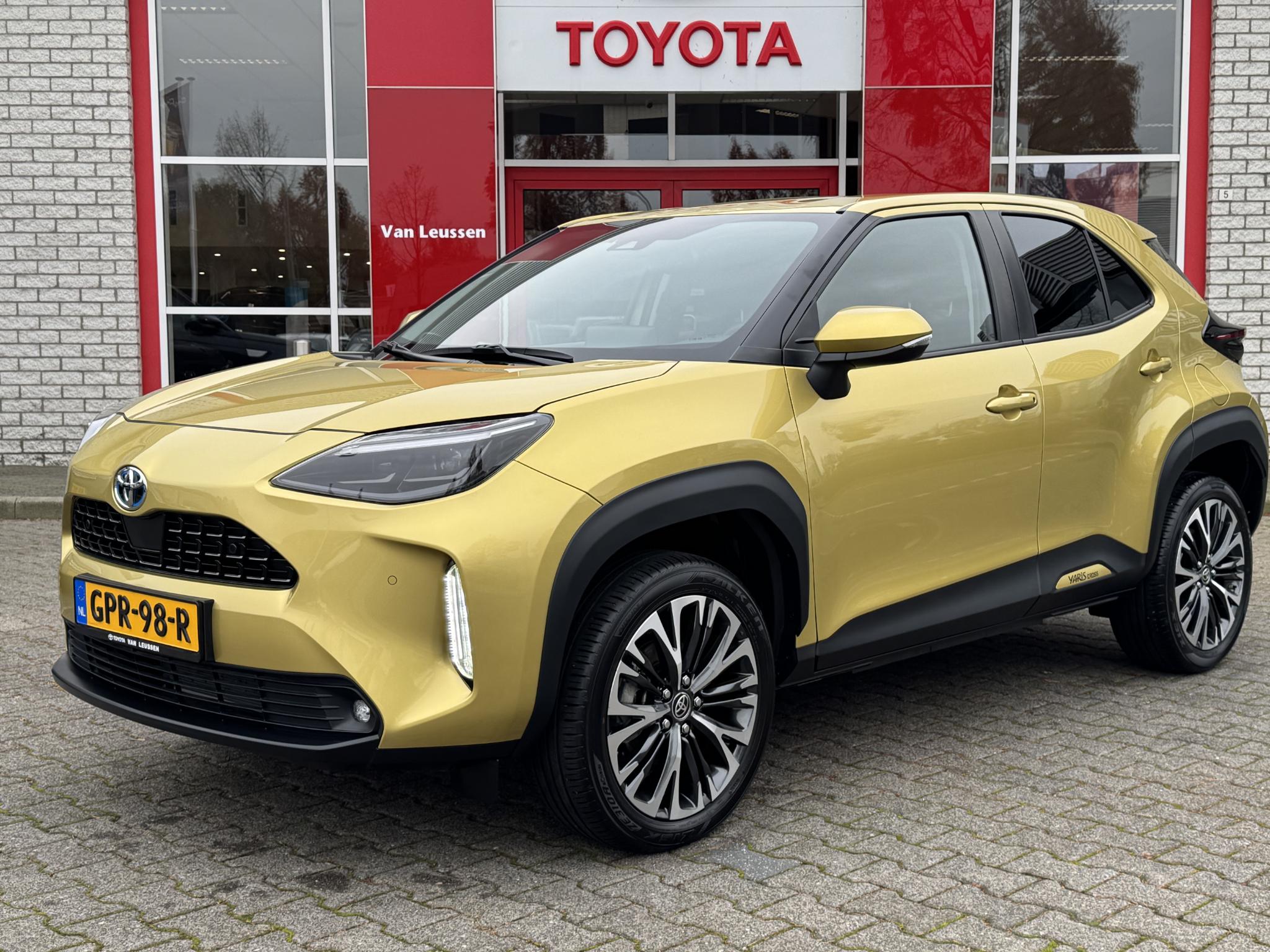 Toyota Yaris Cross 1.5 HYBRID EXECUTIVE STOEL/STUURVERW PARKSENSOREN V+A BLIND-SPOT APPLE/ANDROID 18" LM-VELGEN