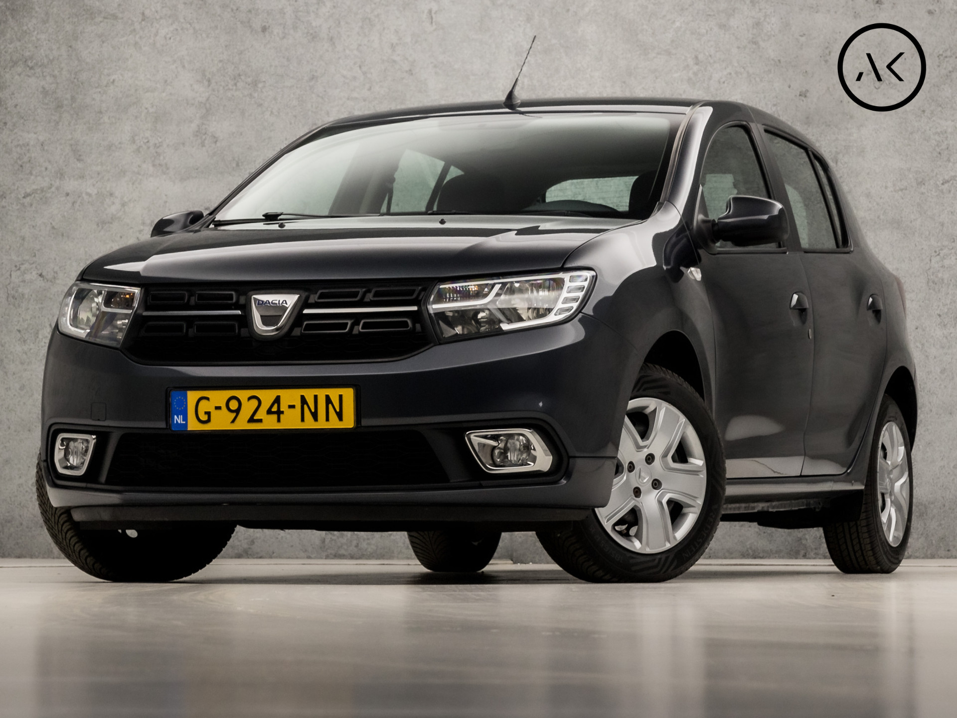 Dacia Sandero 1.0 SCe Laureate (AIRCO, DAB+, BLUETOOTH, CRUISE, ELEK RAMEN, 5-DEURS, MULTIFUNCTIONEEL STUURWIEL, NIEUWE APK, NIEUWSTAAT) MIST EEN KNOP IN DASHBOARD! NIET ONLINE NOG