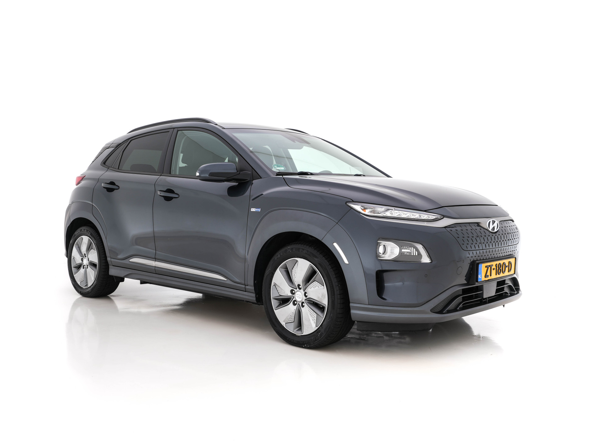 Hyundai Kona EV Premium 64 kWh (INCL-BTW) *VOLLEDER | HEAD-UP | FULL-LED | NAVI-FULLMAP | DAB | ADAPTIVE-CRUISE | KEYLESS | CAMERA | BLIND-SPOT | LANE-ASSIST | VIRTUAL-COCKPIT | LANE-ASSIST | COMFORT-SEATS | 17"ALU*