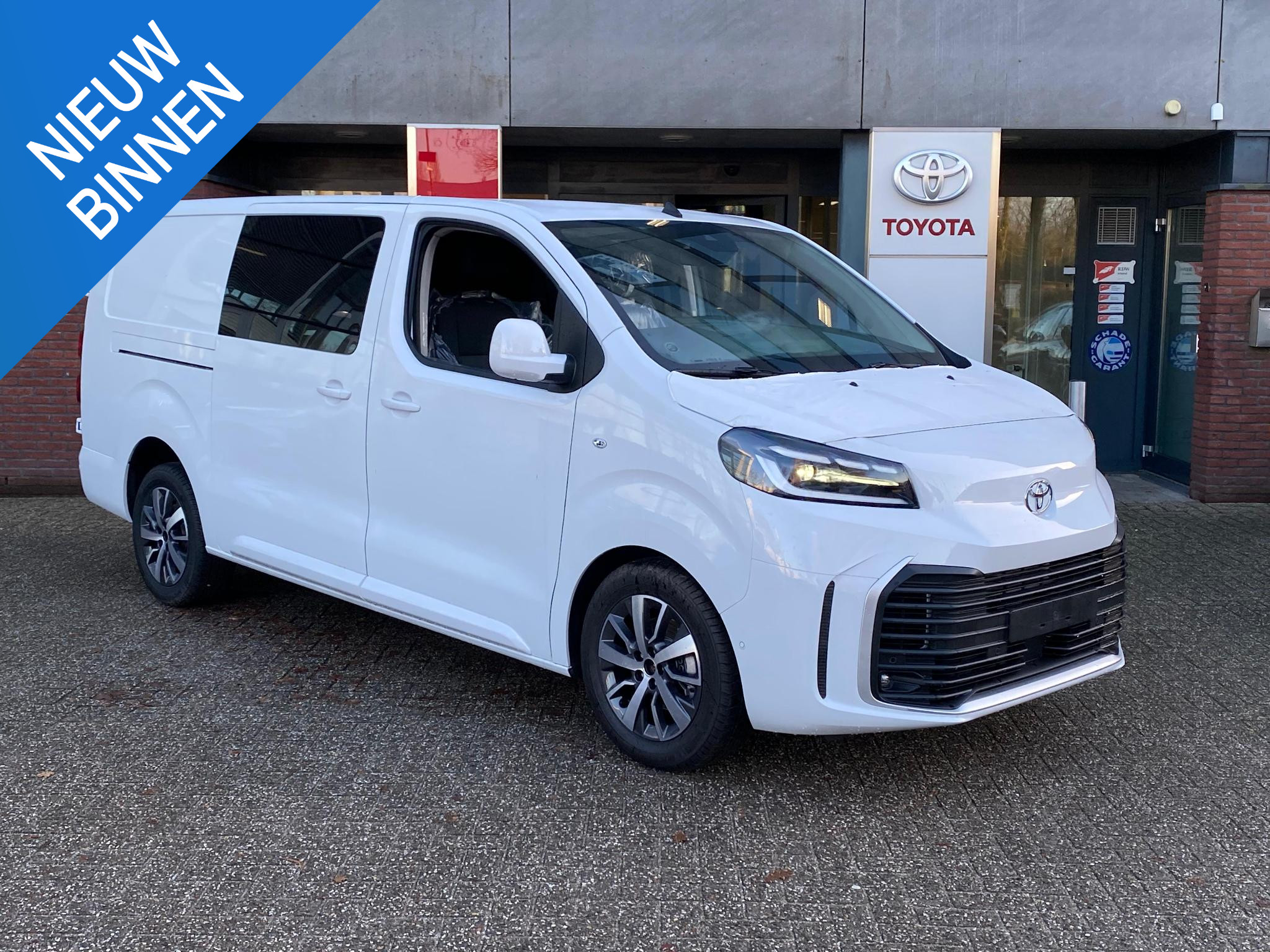 Toyota ProAce Long Worker Dubbel Cabine 2.0 D-4D 145PK PROFESSIONAL AUTOMAAT KEYLESS CAMERA BLUETOOTH STOEL/STUURVERW NAVI 2X SCHUIFDEUR LM-VELGEN LED NIEUW