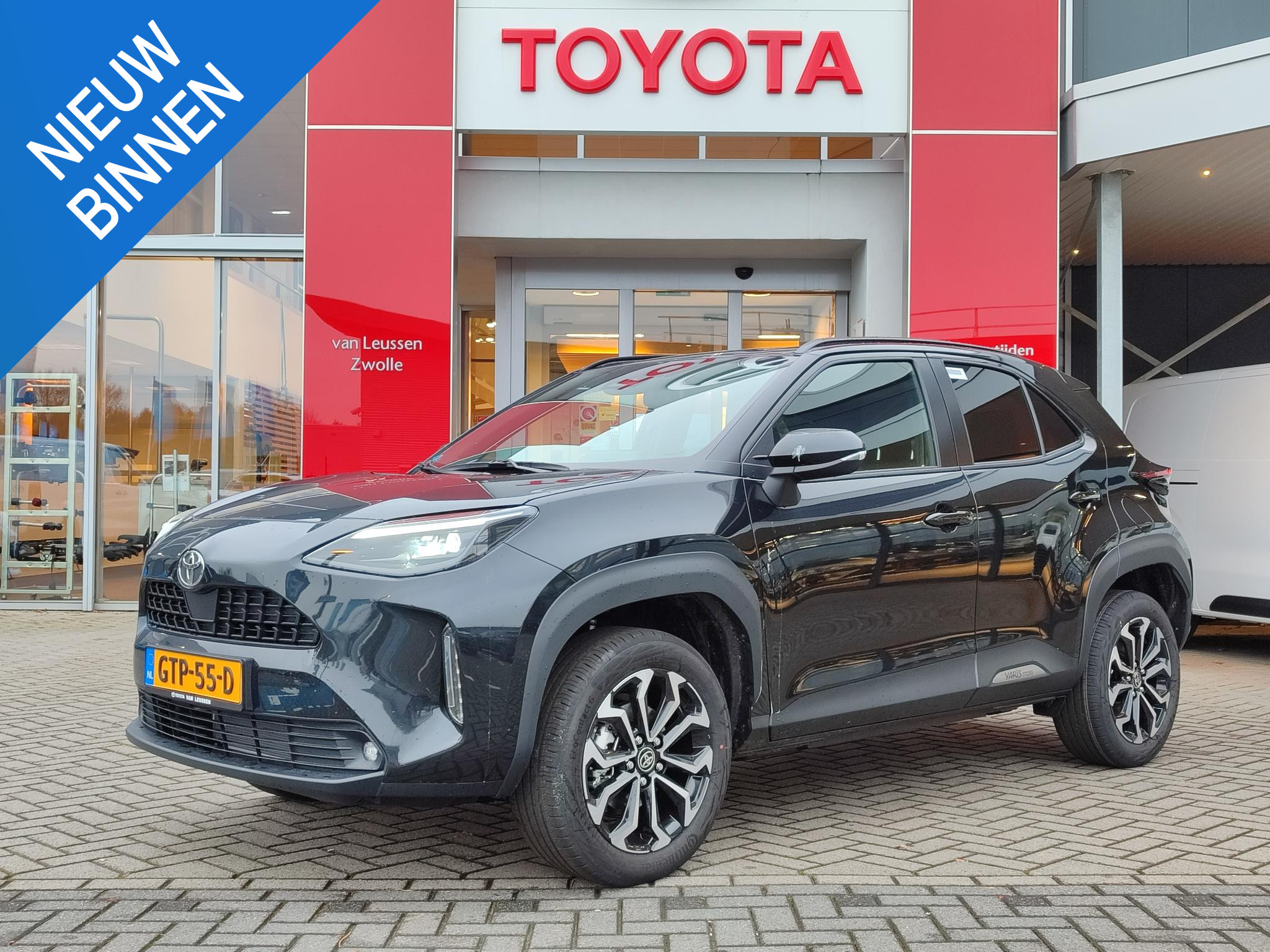 Toyota Yaris Cross Hybrid 130 First Edition NIEUW DIRECT RIJDEN STOEL/STUURVERW KEYLESS NAVI PRIVACY GLASS 17' LM-VELGEN CLIMA CAMERA APPLE/ANDROID