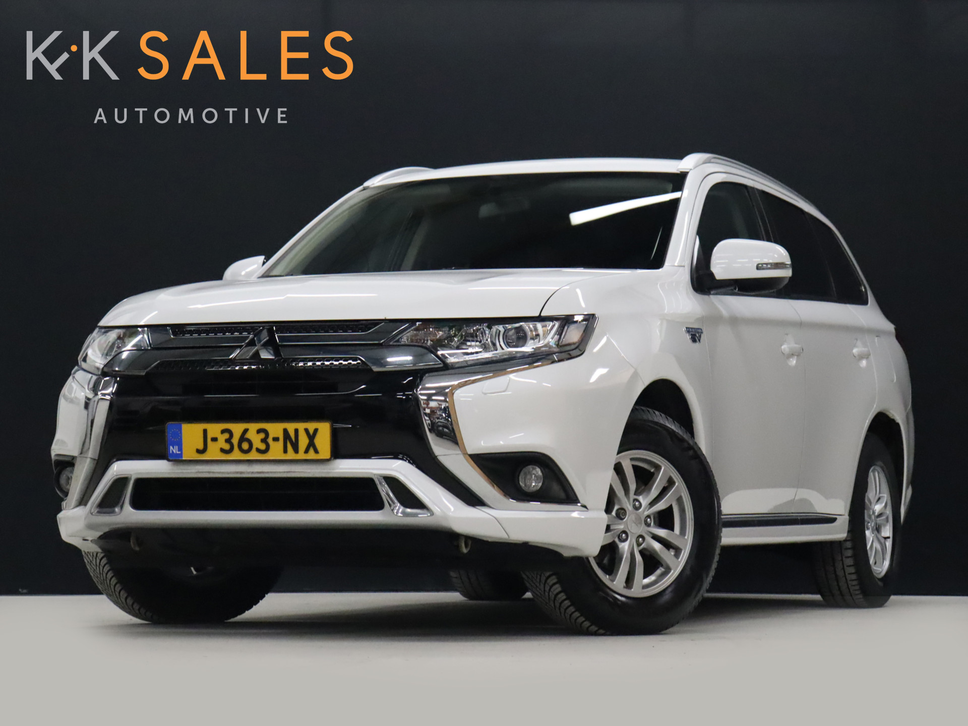 Mitsubishi Outlander 2.4 PHEV Pure [CAMERA, TREKHAAK, KEYLESS, STOELVERWARMING, CLIMATE, BLUETOOTH, NIEUWSTAAT]