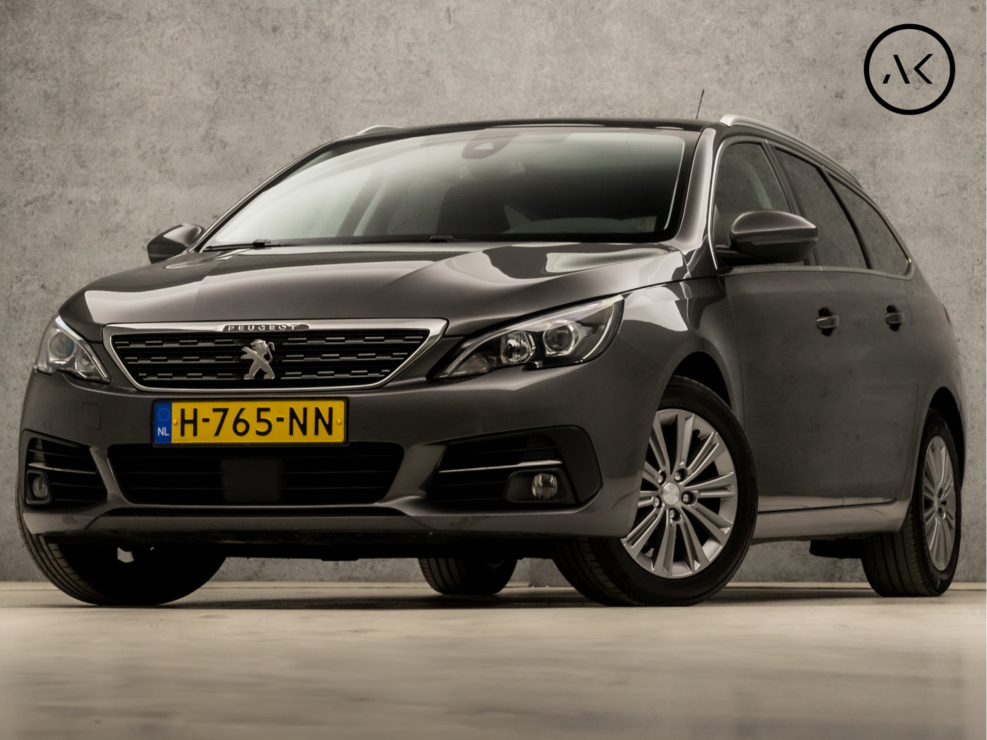 Peugeot 308 SW 1.2 PureTech Sport Deluxe Automaat (PANORAMADAK, APPLE CARPLAY, GROOT NAVI, 360 CAMERA, STOELVERWARMING, LEDER, GETINT GLAS, MASSAGE, DAB+, NIEUWE APK, NIEUWSTAAT)