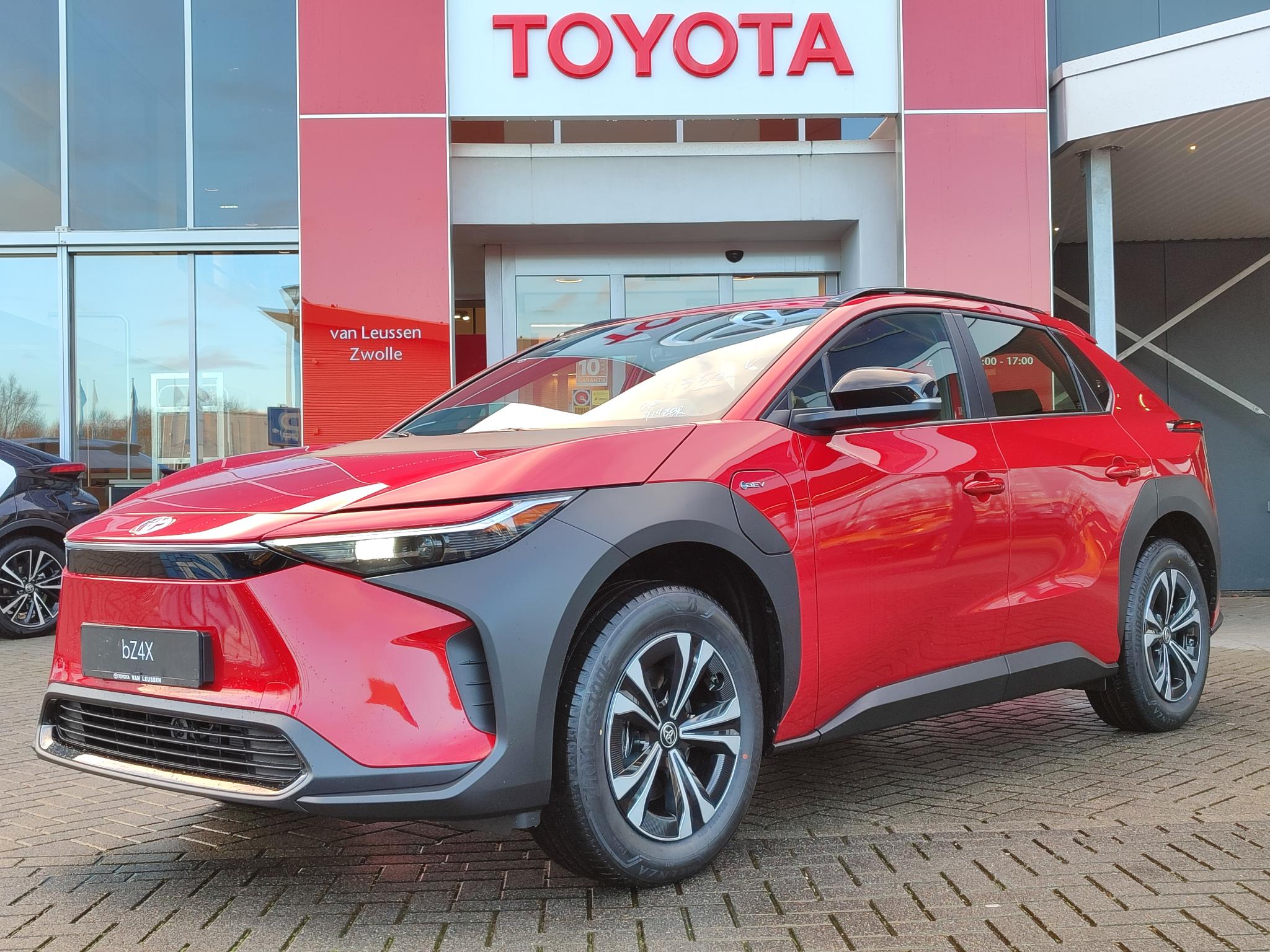 Toyota BZ4X Active 71 kWh NIEUW VOORRAAD WARMTEPOMP 3-FASE 150 kW-LADEN CAMERA KEYLESS CLOUD NAVI AD-CRUISE CLIMA APPLE/ANDROID