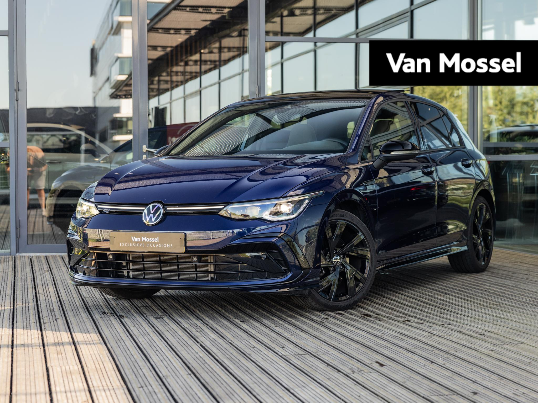Volkswagen Golf 1.5 eTSI R-Line Business | Schuifdak | IQ Light | Sfeerverlichting | Adaptive Cruise-Control | Keyless | Apple-Carplay | Stuur + Stoelverwarming | Climate-Control | Navigatie |
