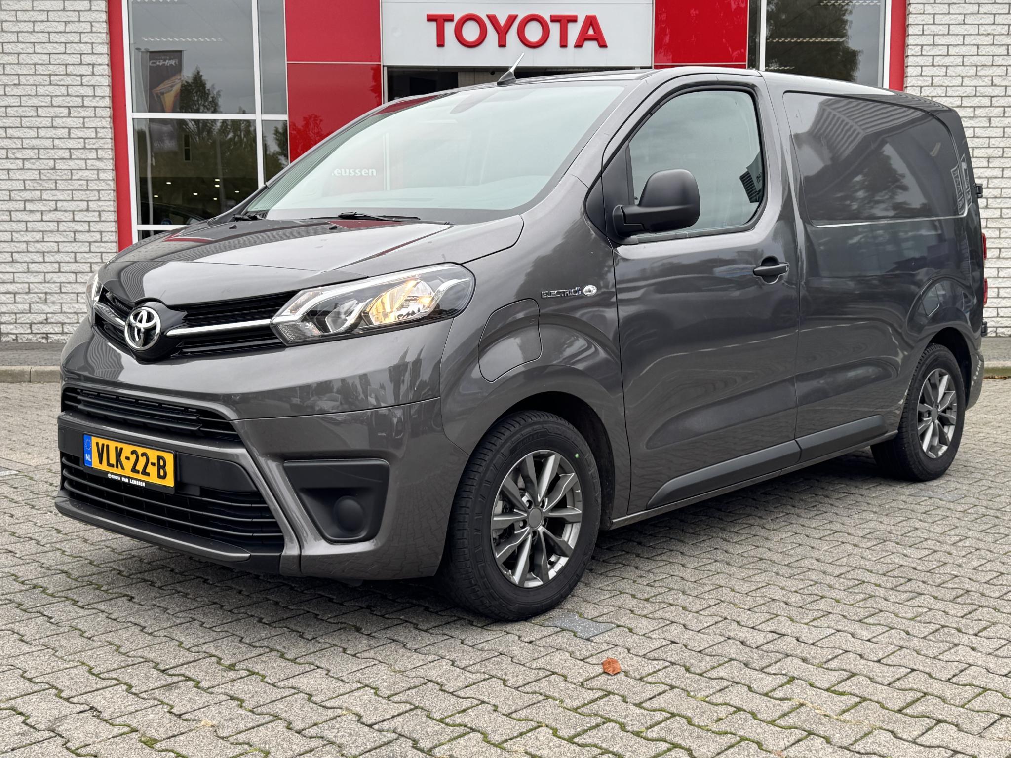 Toyota ProAce Electric Compact NAVIGATOR NL-AUTO 1E-EIG NAVI AIRCO BLUETOOTH APPLE/ANDROID 16'' LM VELGEN TREKHAAK BANK IPV STOEL