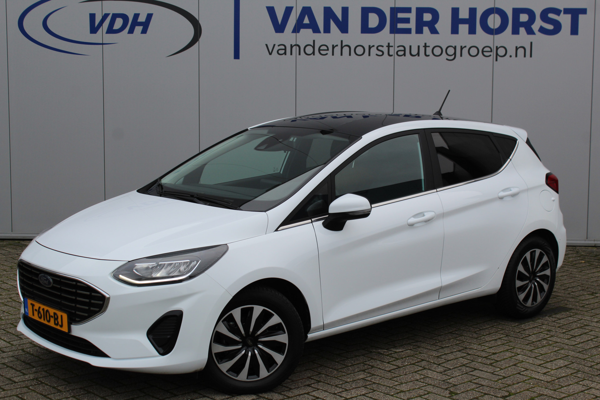 Ford Fiesta 1.0-125pk EcoBoost Mild-Hybrid Titanium. Leuke sportieve Ford Fiesta ! Volautm. airco, stoel-, stuur- en voorraamverwarming, parkeersensoren achter, lane assist, telefoonvoorb., LED verlichting, privacy glass, All Season banden etc.