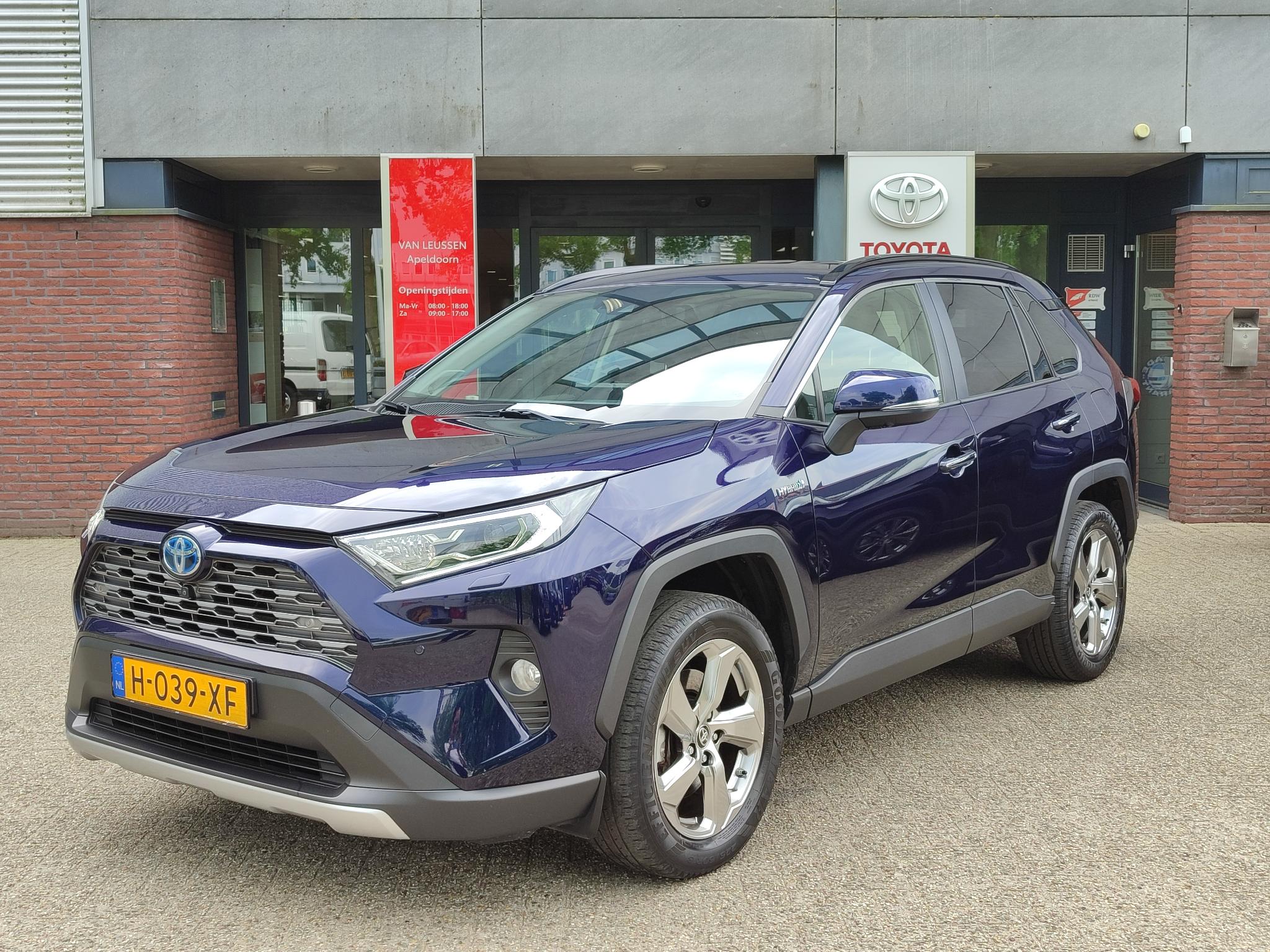 Toyota RAV4 2.5 Hybrid EXECUTIVE TREKHAAK LEDER STOELKOELING/VERW STUURVERW EL-ACHTERKLEP BLIND SPOT KEYLESS JBL-AUDIO NAVI APPLE/ANDROID 360° CAMERA NL-AUTO