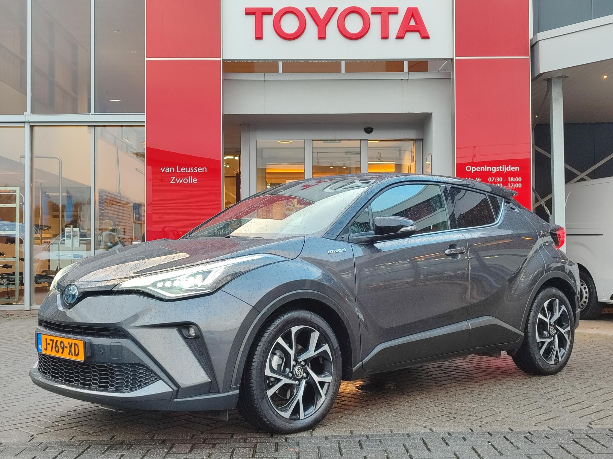 Toyota C-HR 2.0 Hybrid First Edition BI-TONE LEER JBL-AUDIO DODEHOEKDETECTIE NAVI CLIMA APPLE/ANDROID KEYLESS LED STOELVERW 18' LM-VELGEN PARK-SENSOREN