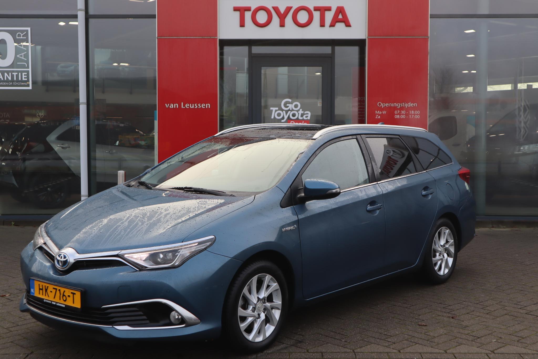 Toyota Auris Touring Sports 1.8 HYBRID LEASE-PRO STOELVERW. PANODAK LM-VELGEN P-SENSOREN CAMERA CRUISE TREKHAAK NAVI KEYLESS