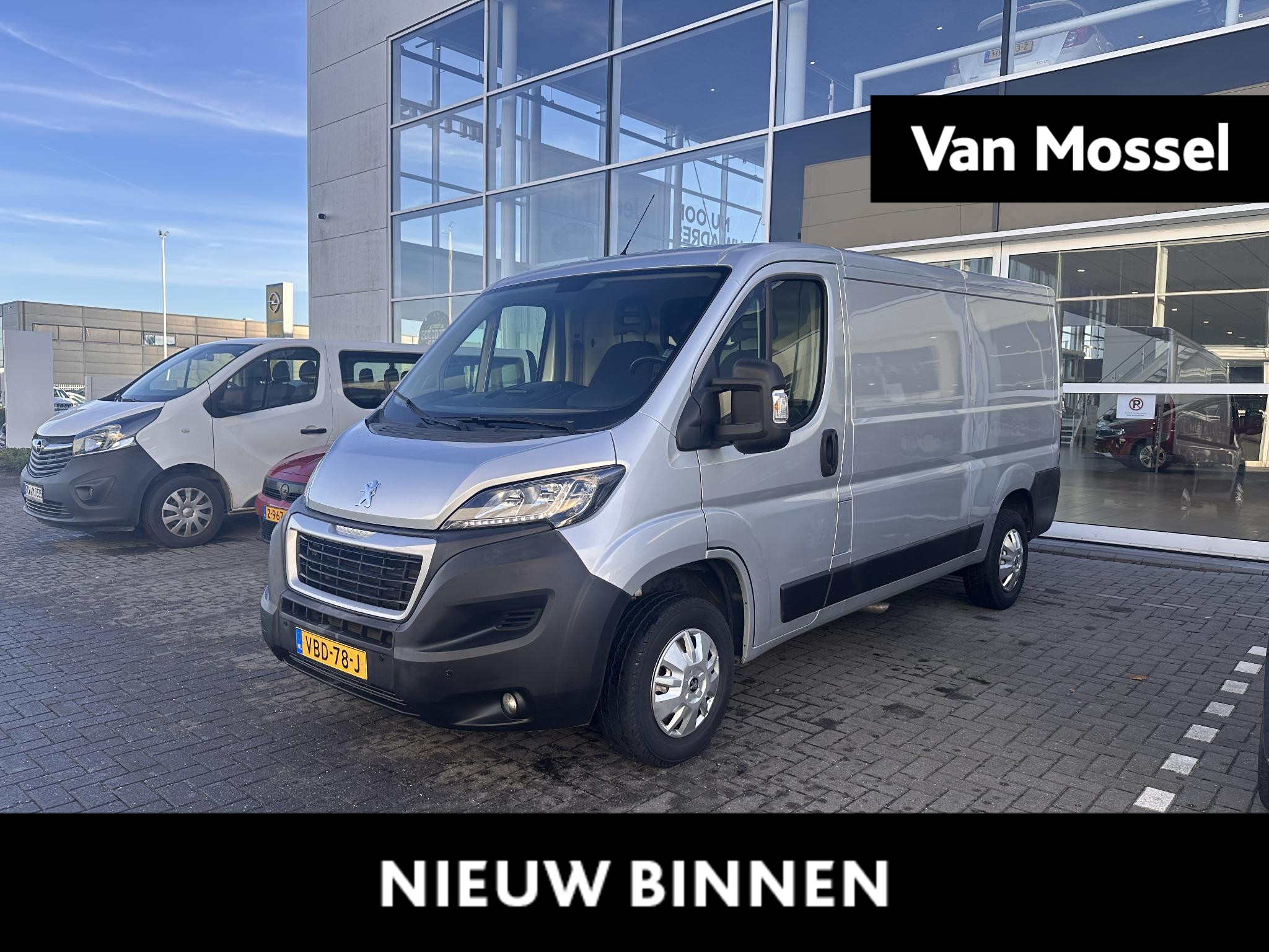 Peugeot Boxer 330 2.0 BlueHDI L2H1 Premium | Houten Betimmering | Parkeersensoren | Trekhaak | Navigatie |