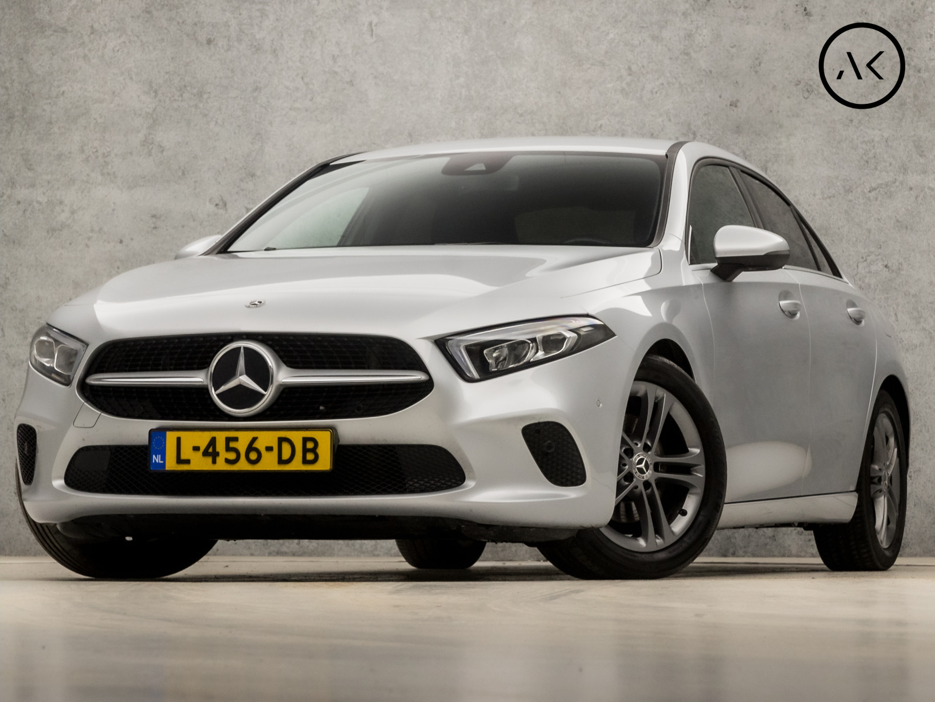 Mercedes-Benz A-Klasse 200 Premium Sport 164Pk Automaat (GROOT NAVI, CAMERA, GETINT GLAS, LEDER, SPORTSTOELEN, DAB+, ZWART HEMEL, CRUISE, NIEUWE APK, NIEUWSTAAT)