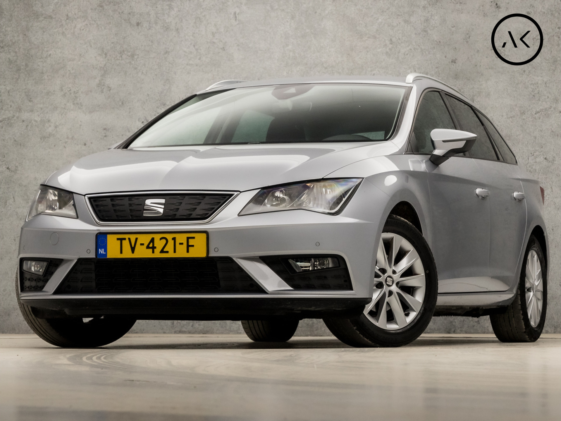 SEAT Leon ST 1.0 TSI Intense (APPLE CARPLAY, NAVIGATIE, CLIMATE, GETINT GLAS, SPORTSTOELEN, KEYLESS START, PARKEERSENSOREN, LM VELGEN, CRUISE, TREKHAAK, NIEUWSTAAT)