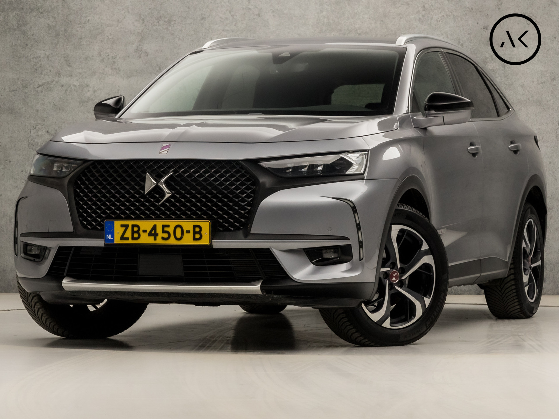 DS DS 7 Crossback 1.6 Performance Sport 181Pk Automaat (APPLE CARPLAY, GROOT NAVI, CAMERA, GETINT GLAS, LEDER/ALCANTARA, ADAPTIVE CRUISE, SPORTSTOELEN, LED KOPLAMPEN, ZWART HEMEL, NIEUWE APK, NIEUWSTAAT)