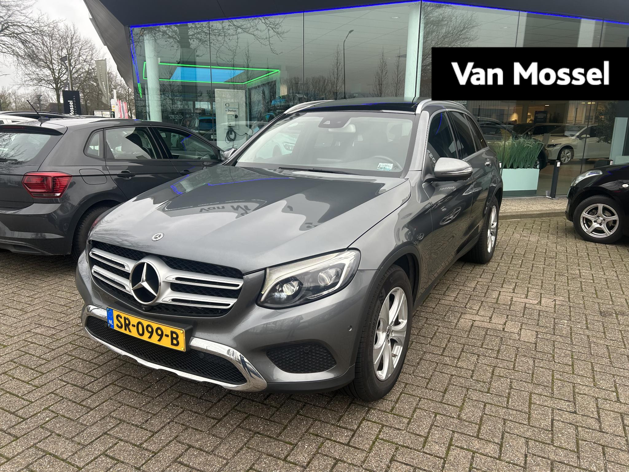 Mercedes-Benz GLC 250 4MATIC Premium Plus | VERWACHT | PANORAMADAK | 360-CAMERA | WEGKLAPBARE TREKHAAK | LEDER | STOELVERWARMING | ELEKTRISCHE VOORSTOELEN MET GEHEUGEN | LED KOPLAMPEN | CLIMATE CONTROL | CRUISE CONTROL | ELEKTRISCHE ACHTERKLEP | DODENHOEK ASSISTENT |