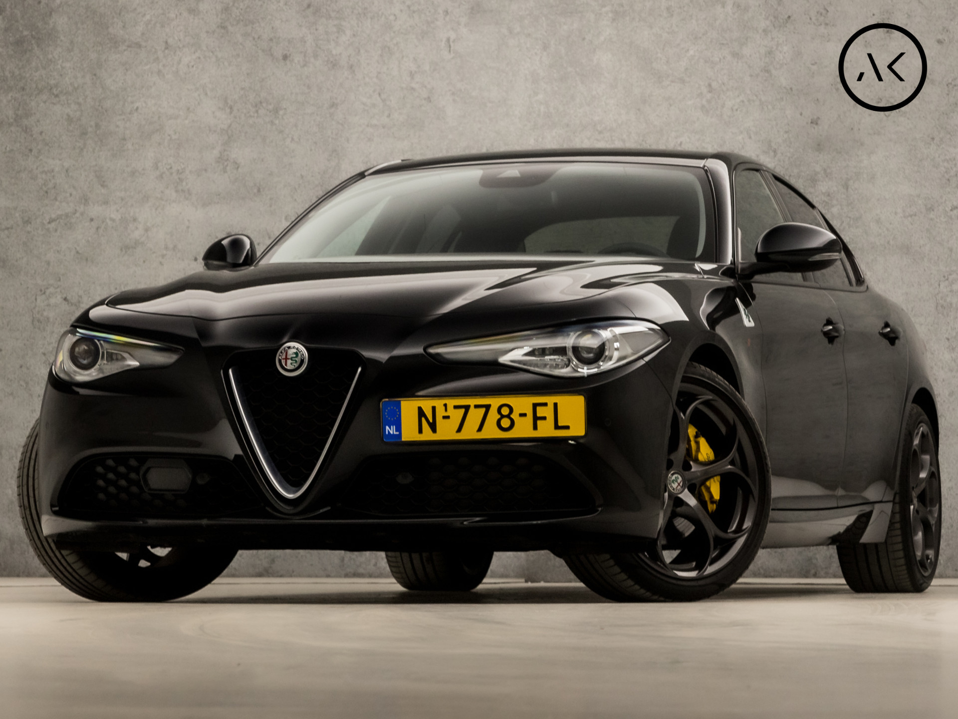 Alfa Romeo Giulia 2.0T Sport 202Pk Automaat (APPLE CARPLAY, GROOT NAVI, CAMERA, ADAPTIVE CRUISE, LEDEREN SPORTSTOELEN, KEYLESS, GETINT GLAS, XENON, NIEUWE APK, NIEUWSTAAT)