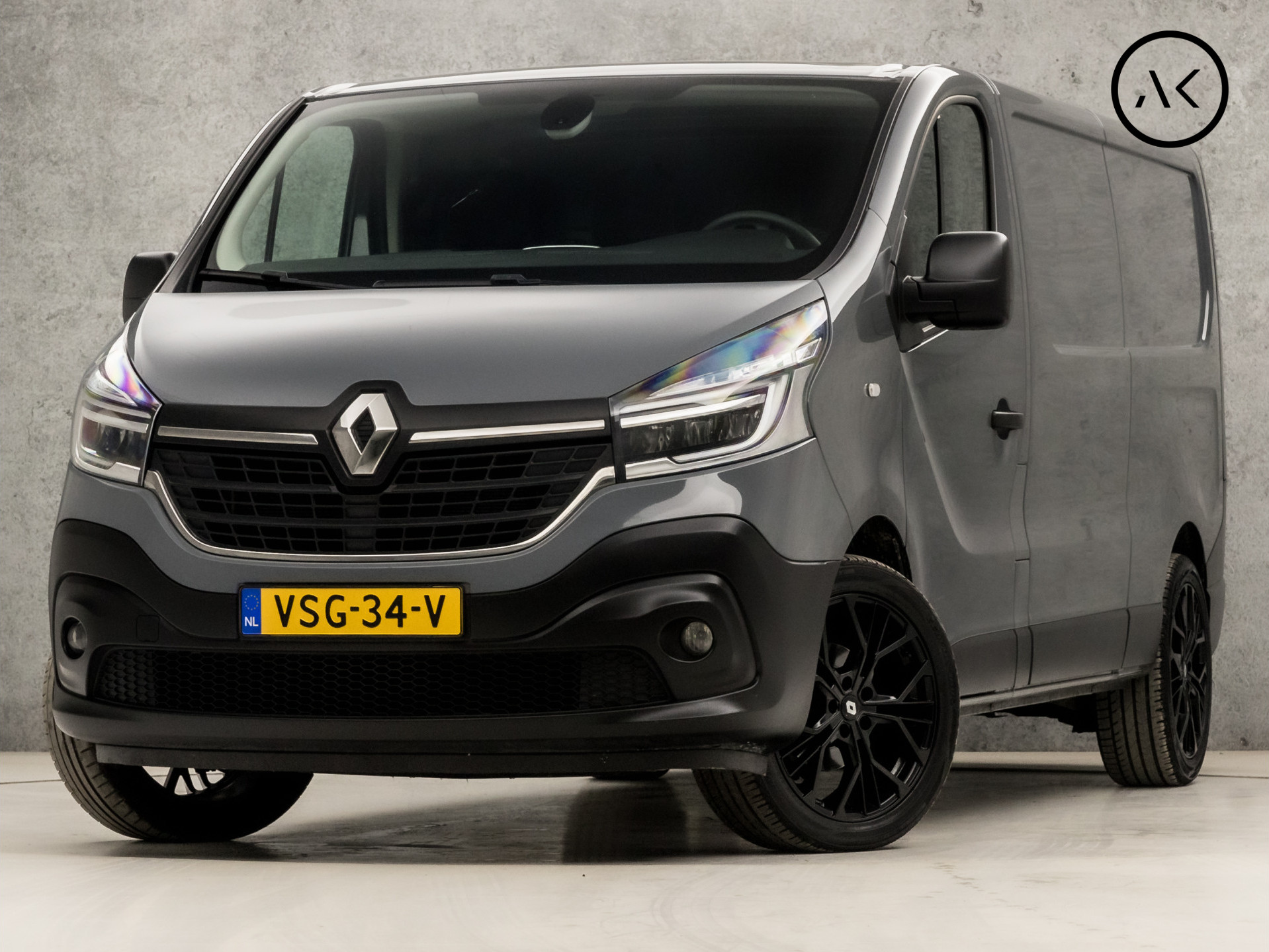 Renault Trafic 2.0 dCi L2H1 Sport Automaat (NAVIGATIE, LM VELGEN, CAMERA, STOELVERWARMING, LED KOPLAMPEN, 3 ZITPLAATSEN, TREKHAAK, PARKEERSENSOREN, NIEUWE APK, NIEUWSTAAT)