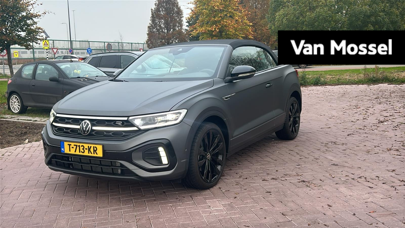 Volkswagen T-Roc Cabrio 1.5 TSI R-Line Edition Grey 150 PK DSG | Automaat | Indium Gray Matte Special | Apple Carplay | Achteruitrijcamera | LED+ Verlichting | Digital Cockpit Pro | Stoelverwarming | Park Assist |