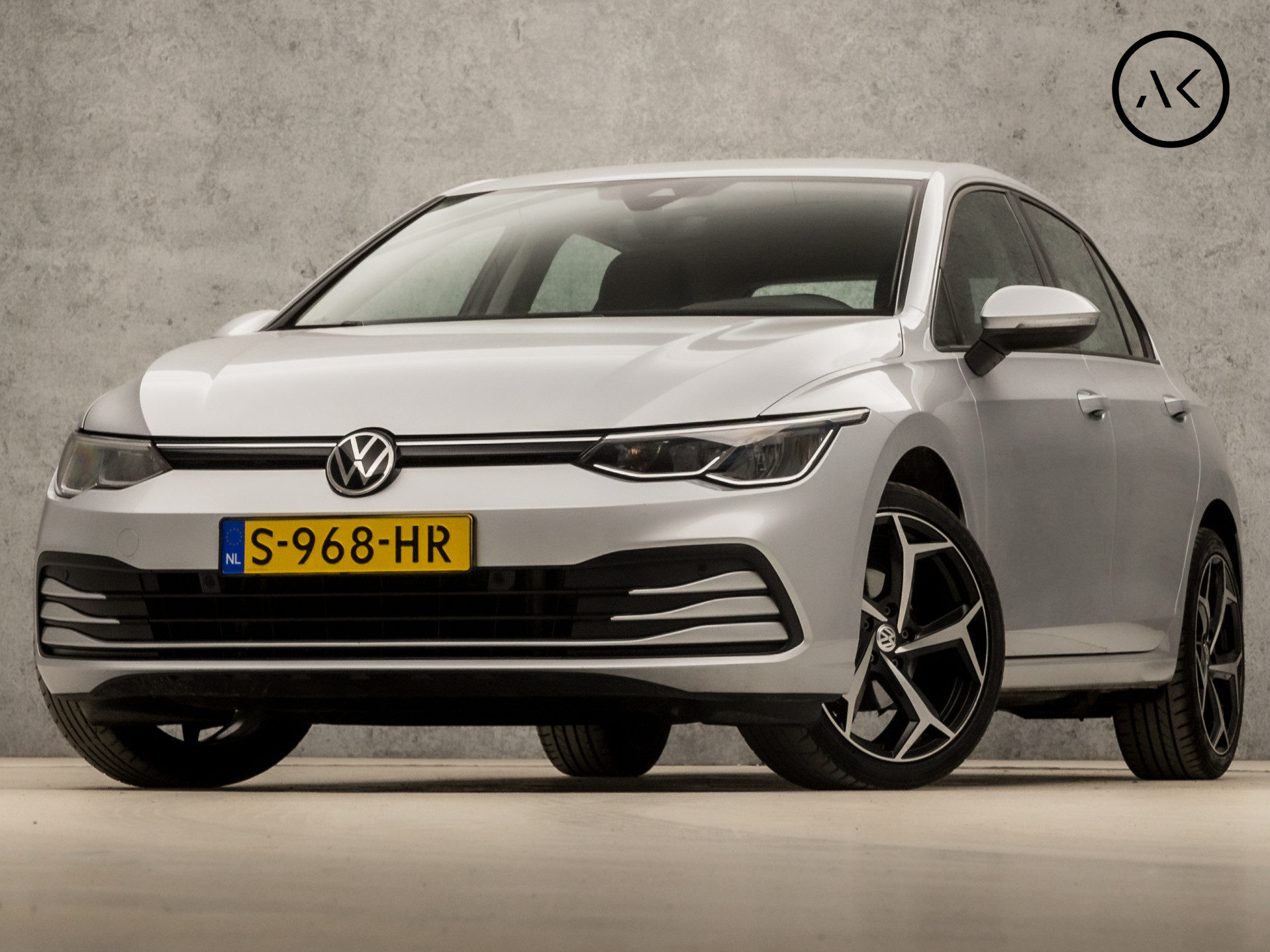 Volkswagen Golf 1.0 TSI Sport (APPLE CARPLAY, VIRTUAL COCKPIT, GROOT NAVI, KEYLESS, SFEERVERLICHTING, SPORTSTOELEN, STOELVERWARMING, LED KOPLAMPEN, LANE ASSIST, NIEUWSTAAT)