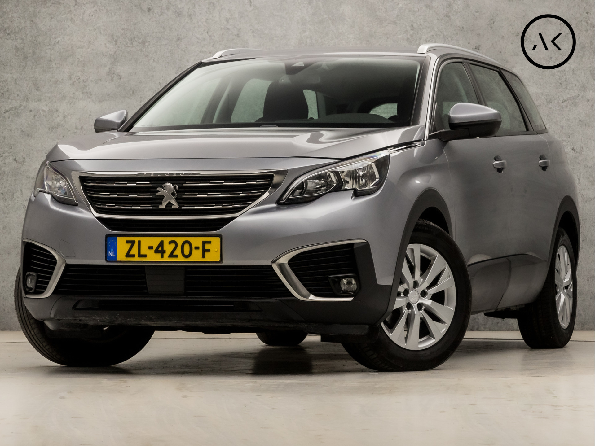 Peugeot 5008 1.2 PureTech Sport 7 Persoons Automaat (APPLE CARPLAY, GROOT NAVI, CLIMATE, PARKEERSENSOREN, SPORTSTOELEN, CRUISE, TREKHAAK, NIEUWE APK, NIEUWSTAAT)