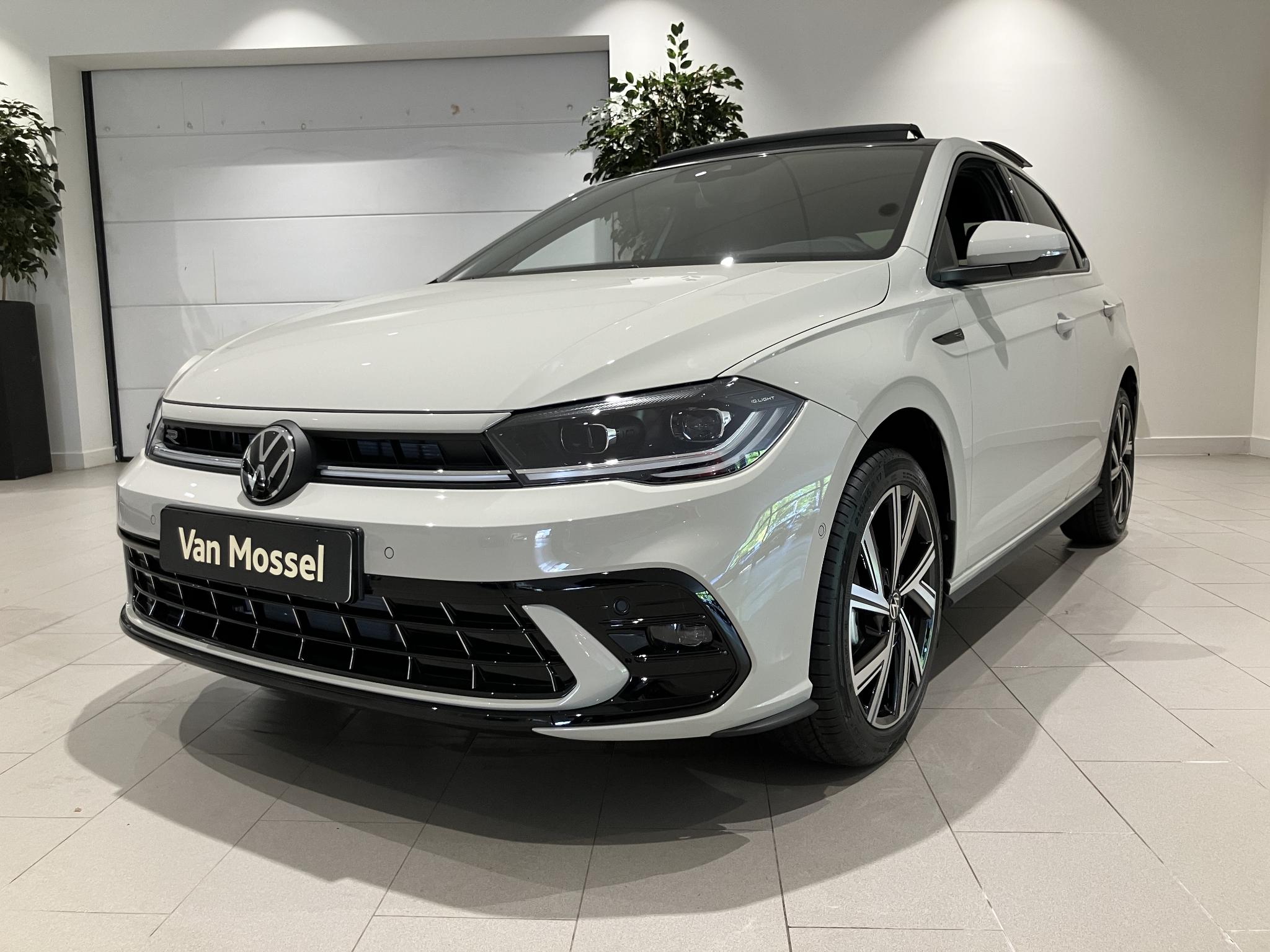 Volkswagen Polo 1.0 TSI R-Line Edition 95 PK Automaat | Panoramadak | Apple Carplay | Stoelverwarming | Park Assist | Achteruitrijcamera | Dodehoeksensoren | Climate Control | Adaptieve cruise control | IQ Lights | Android Auto | 17'' Bergamo Velgen |