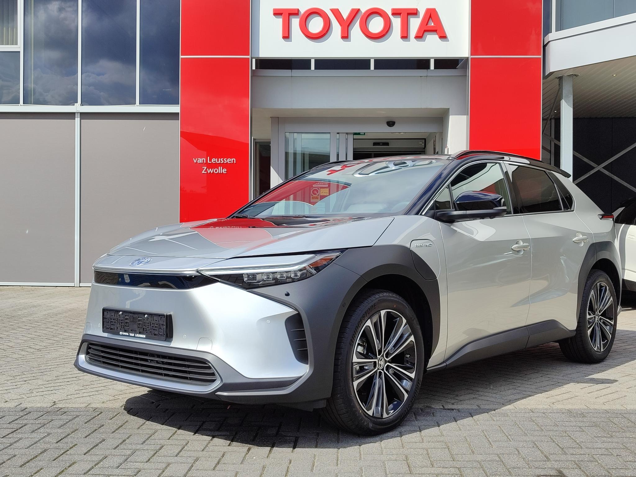 Toyota BZ4X Premium 71 kWh NIEUW VOORRAADVOORDEEL VAN €56.450 VOOR €52.700! 3-FASE PANODAK LEER STOELVERW/KOELING STUURVERW NAVI 360-CAMERA APPLE/ANDROID AD-CRUISE CLIMA WARMTEPOMP