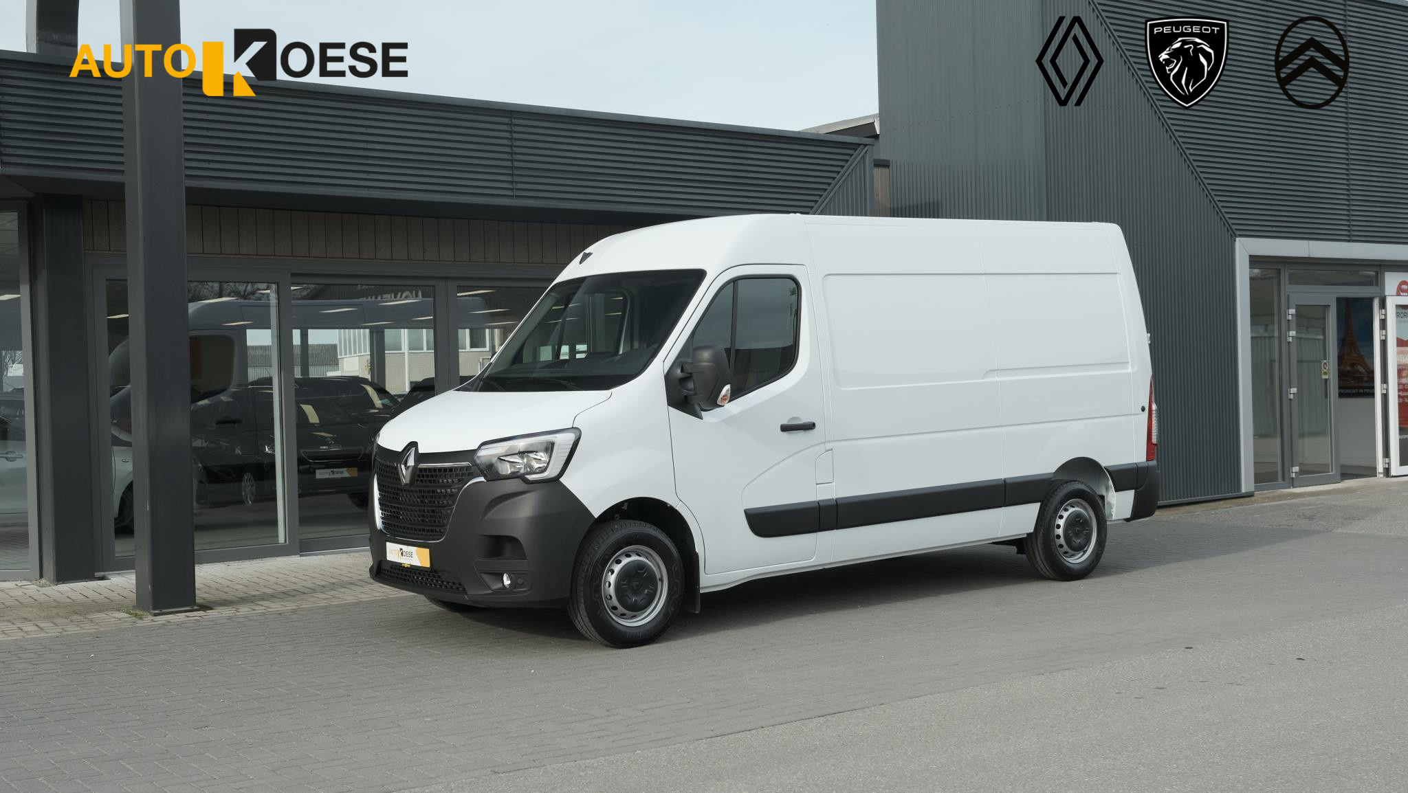 Renault Master T35 2.3 dCi 135 L2H2 Comfort | Direct Leverbaar | Navigatie | Parkeersensoren | Airco | Cruise Control | Vloerplaat In Laadruimte