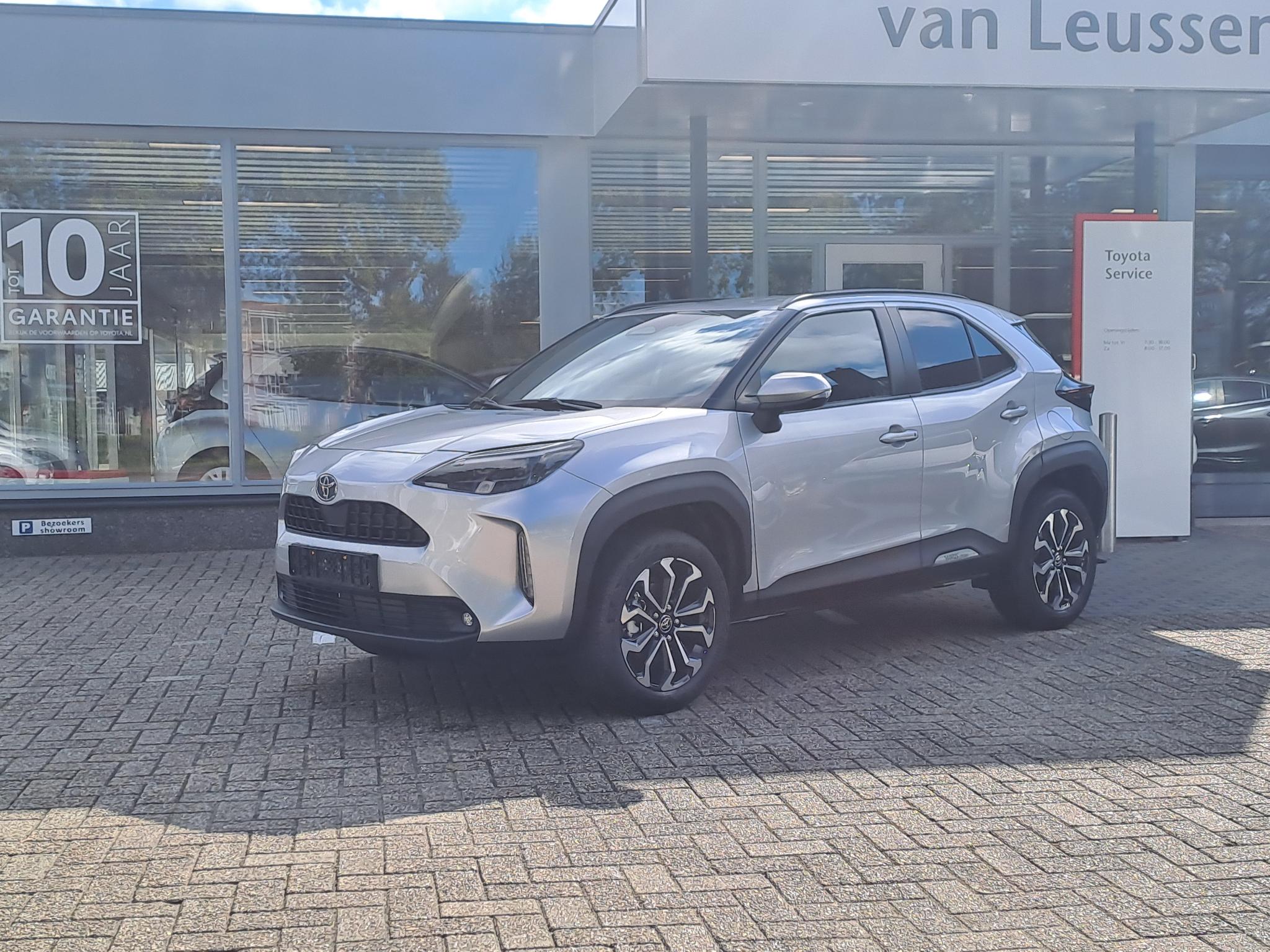 Toyota Yaris Cross 1.5 HYBRID 115 FIRST EDITION NIEUW & DIRECT LEVERBAAR KEYLESS APPLE/ANDROID AD-CRUISE PRIVACY GLASS DAB+ CAMERA