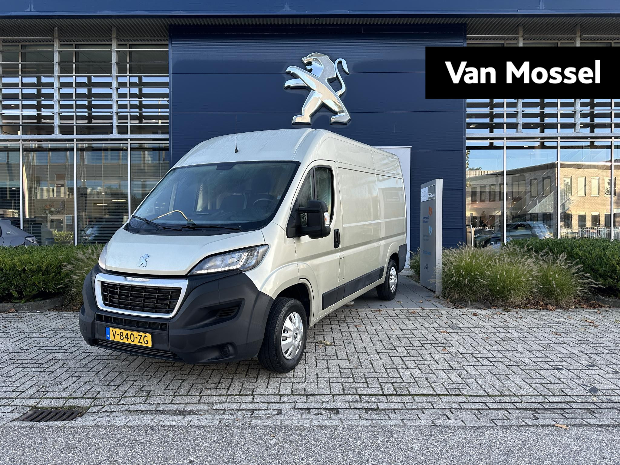 Peugeot Boxer 333 2.0 BlueHDI L2H2 Premium Unieke km stand l Kampeerauto l Camper, ideaal om om te bouwen naar camper.