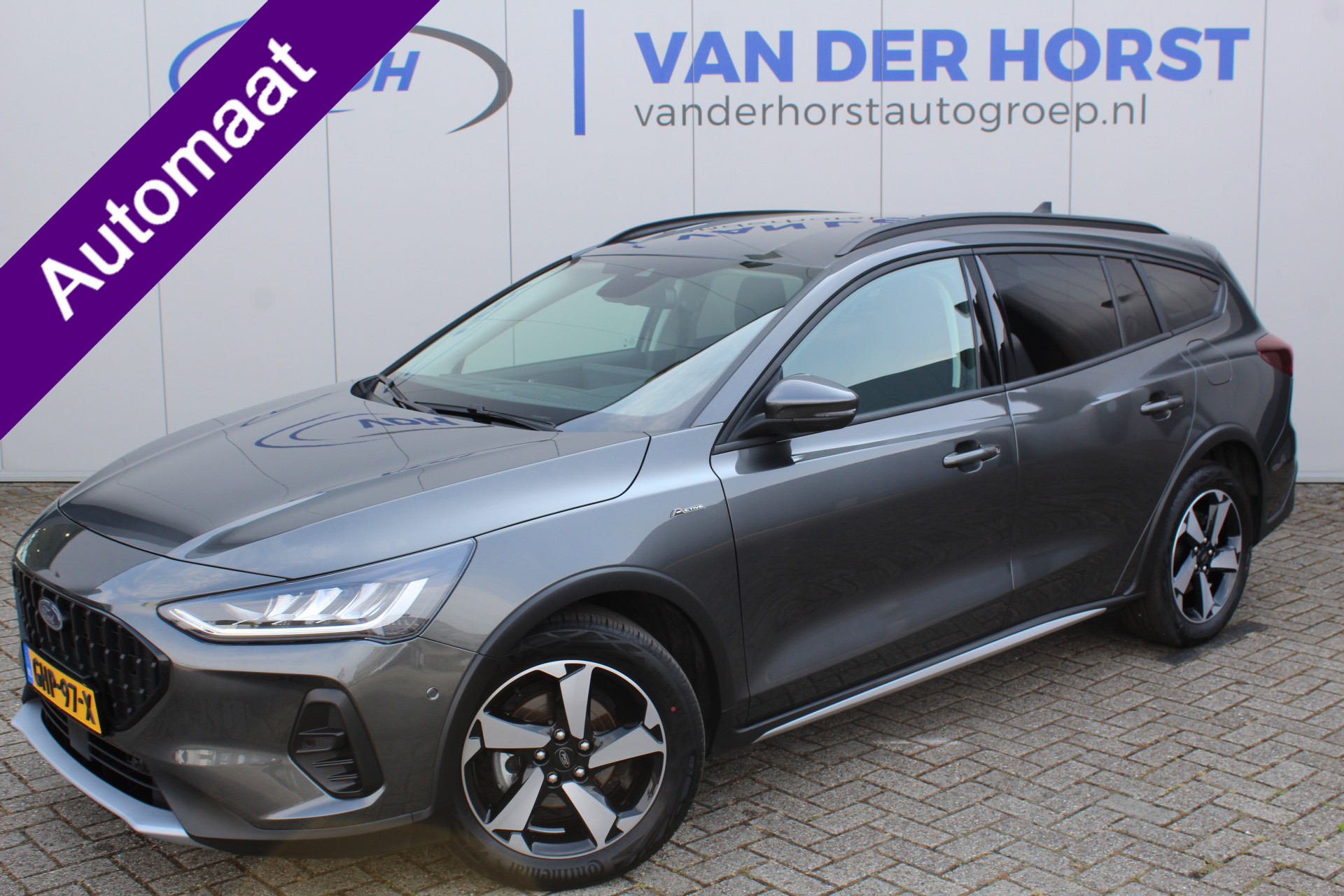 Ford Focus Wagon 1.0-155pk EcoBoost Mild-Hybrid Active AUTOMAAT ! Trekgewicht 1.500kg ! Slechts 2.800km ! Ruim €. 9.000,- beneden de nieuwprijs ! Volautm. airco dual, navigatie, telefoonvoorb., adaptive cruise control, LED verlichting, metallic lak, camera, front-, lane- en side assist, LM wielen, Isofix etc.