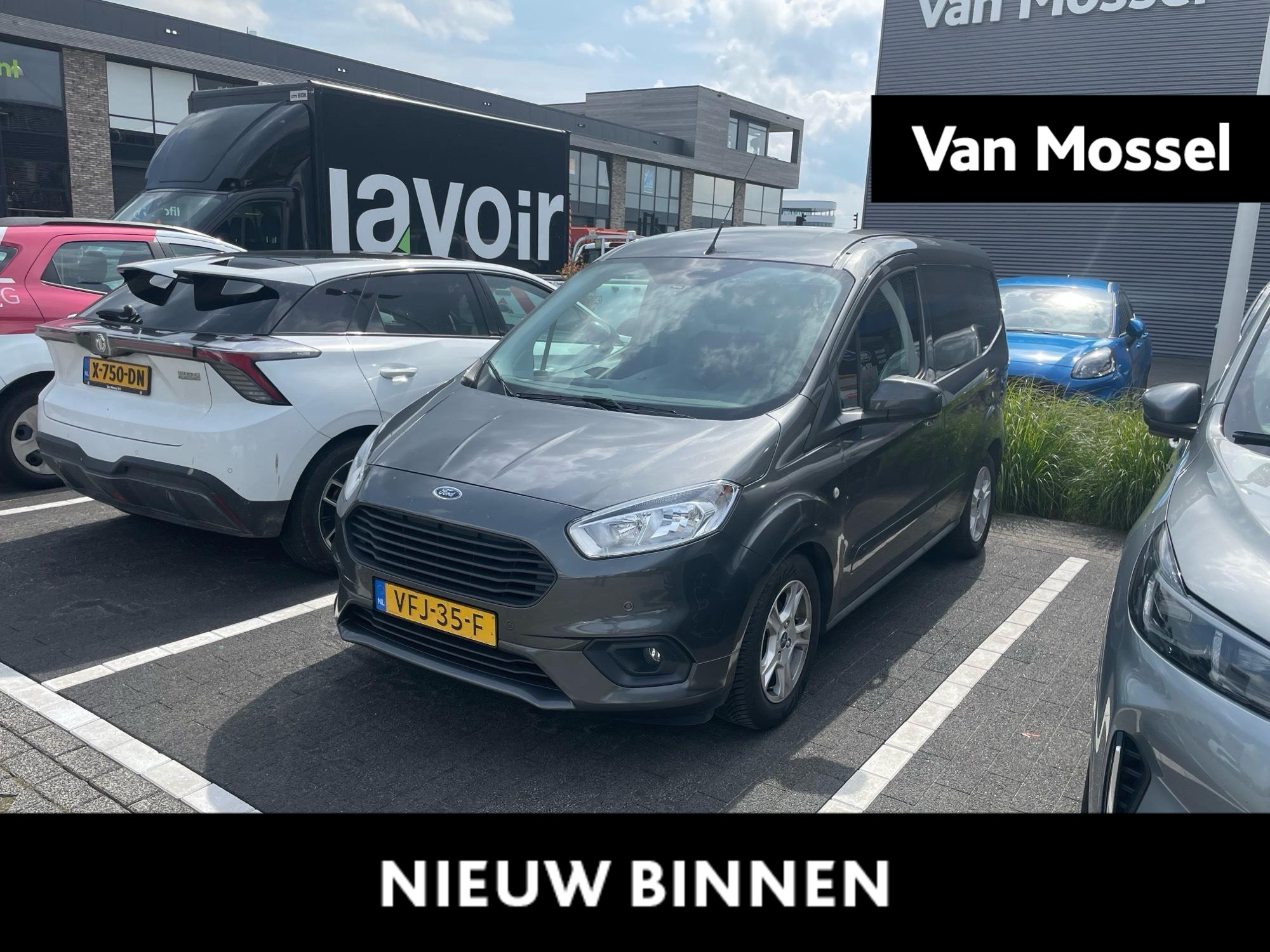 Ford Transit Courier 1.5 TDCI Limited | Nieuw Binnen, meer foto's volgen | Trekhaak