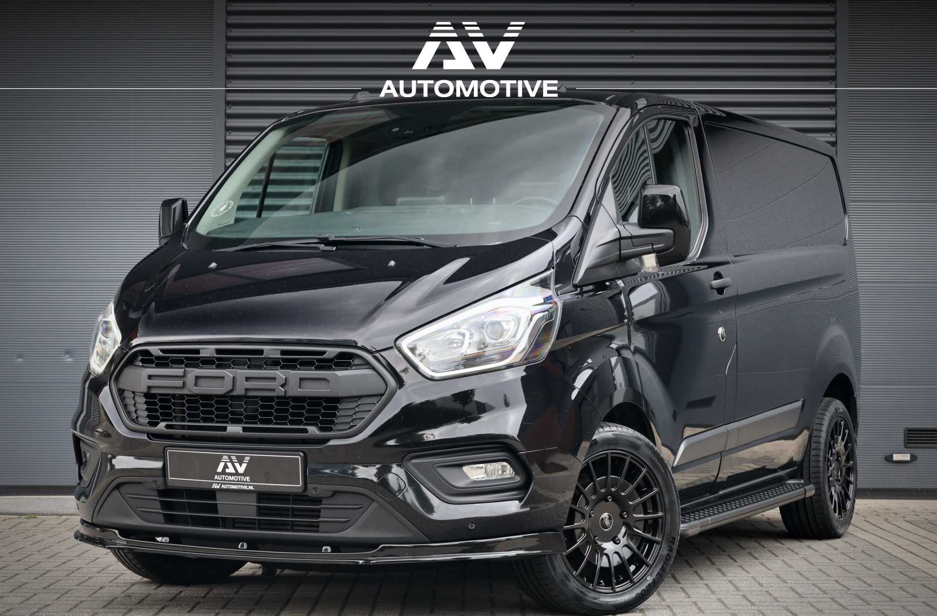 Ford Transit Custom 300 2.0 TDCI | Camera | CarPlay | Raptor Edition | Stoelverwarming | Trekhaak | 3-Zitter | Nieuwe APK | Onderhoudsbeurt