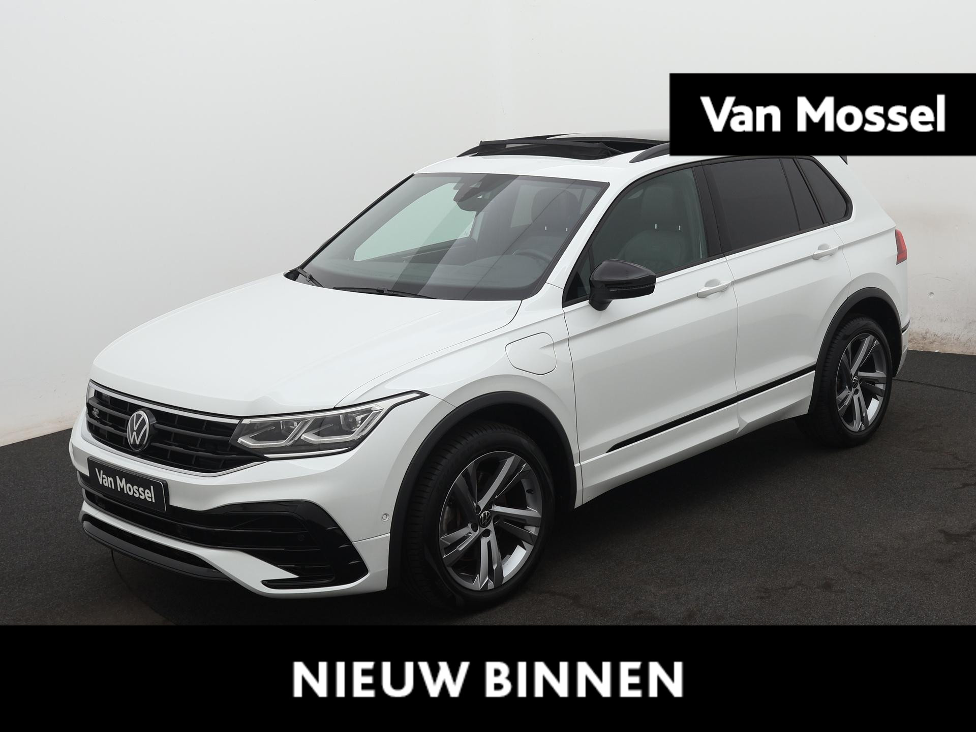 Volkswagen Tiguan 1.4 TSI eHybrid R-Line Business+ Aut. | 2X R-LINE | Panoramadak |  Elektrische trekhaak | Camera | Sfeerverlichting | DAB |  Stoel/stuurverwarming | Adaptive Cruise | Climate | 20 "Velgen zwart | Virtual cockpit