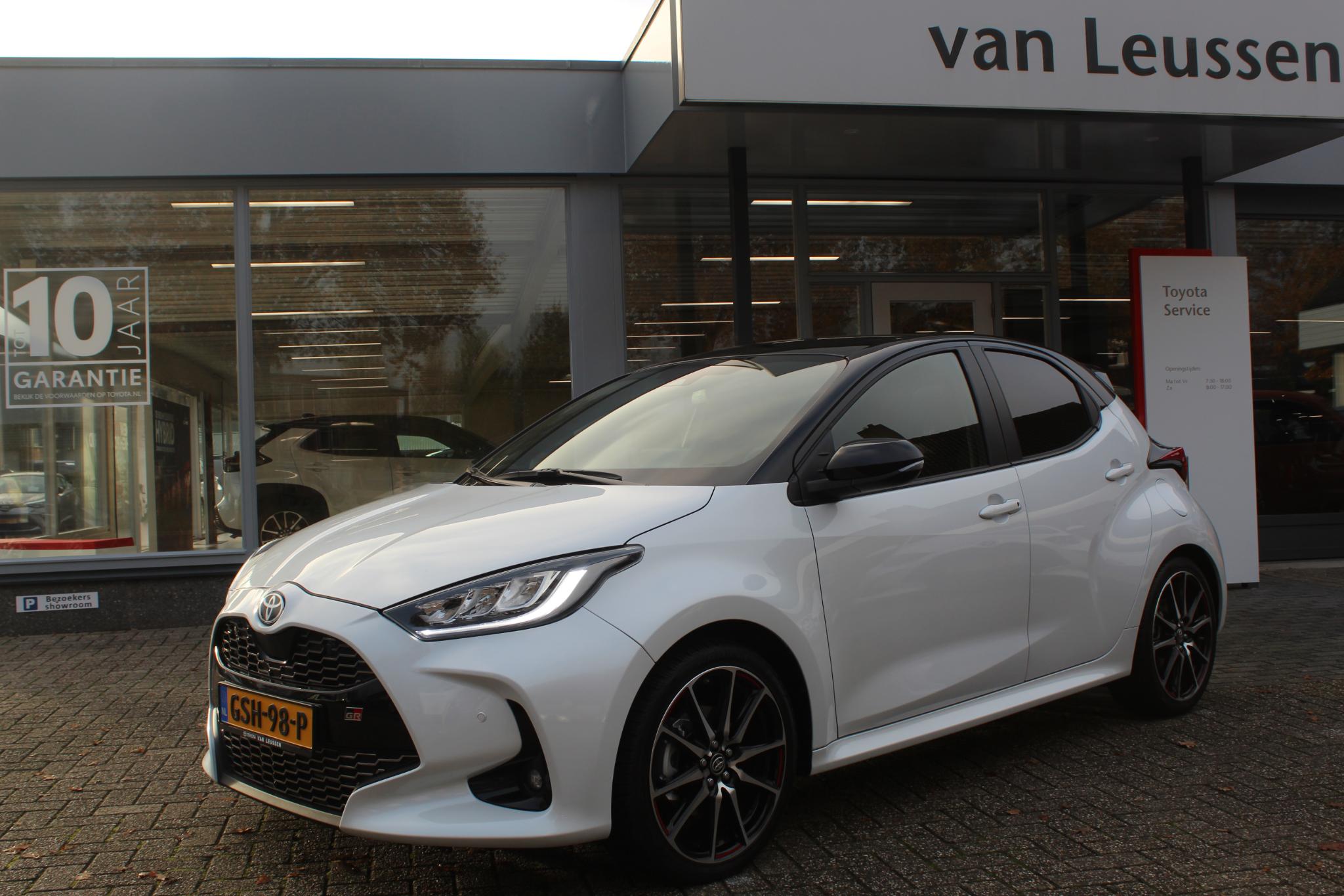 Toyota Yaris 1.5 HYBRID GR SPORT PANODAK DODEHOEK ALL SEASONS PARK.SENSOREN V+A KEYLESS HEAD UP STOEL & STUURVERW